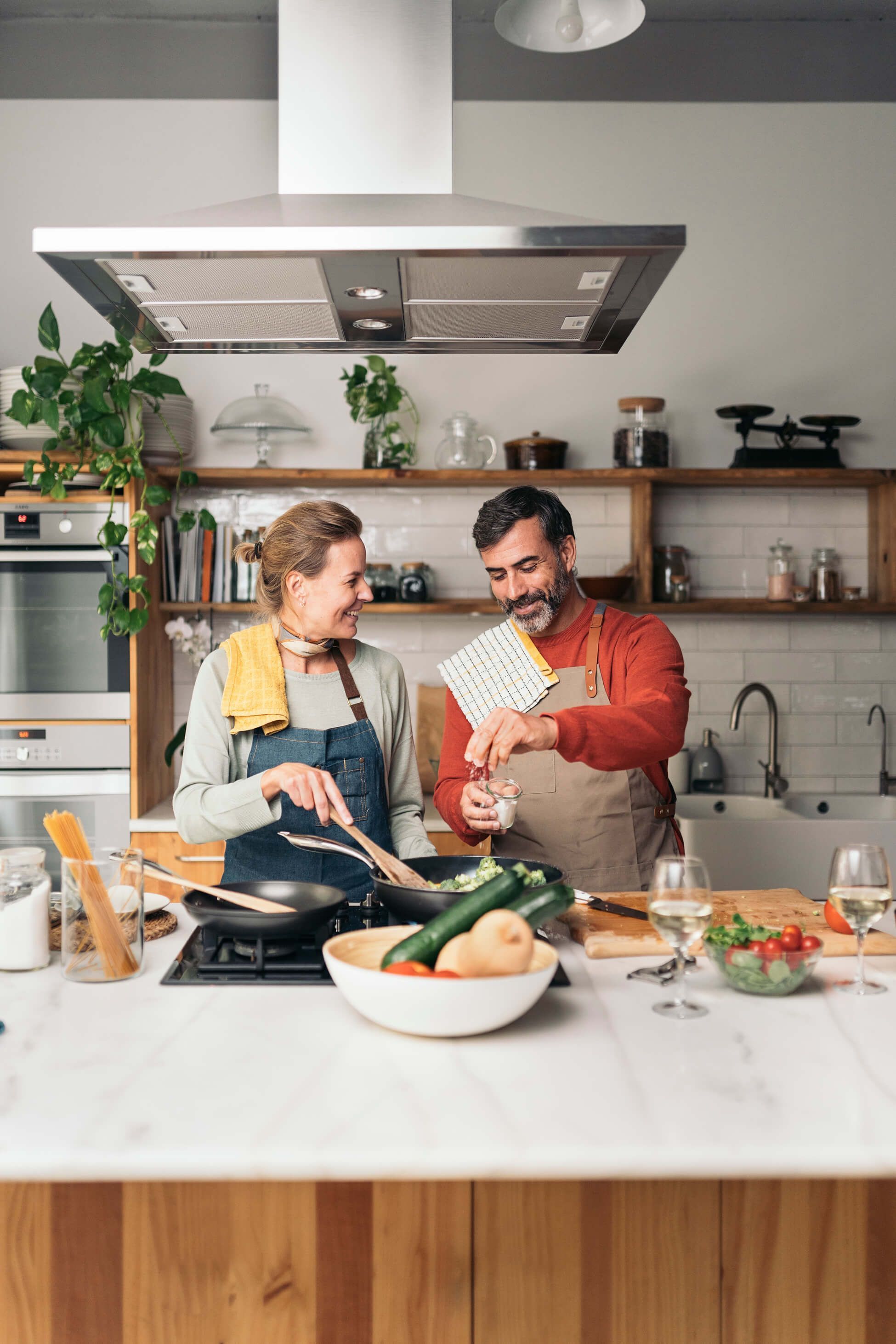 Paar in der Küche am Kochen