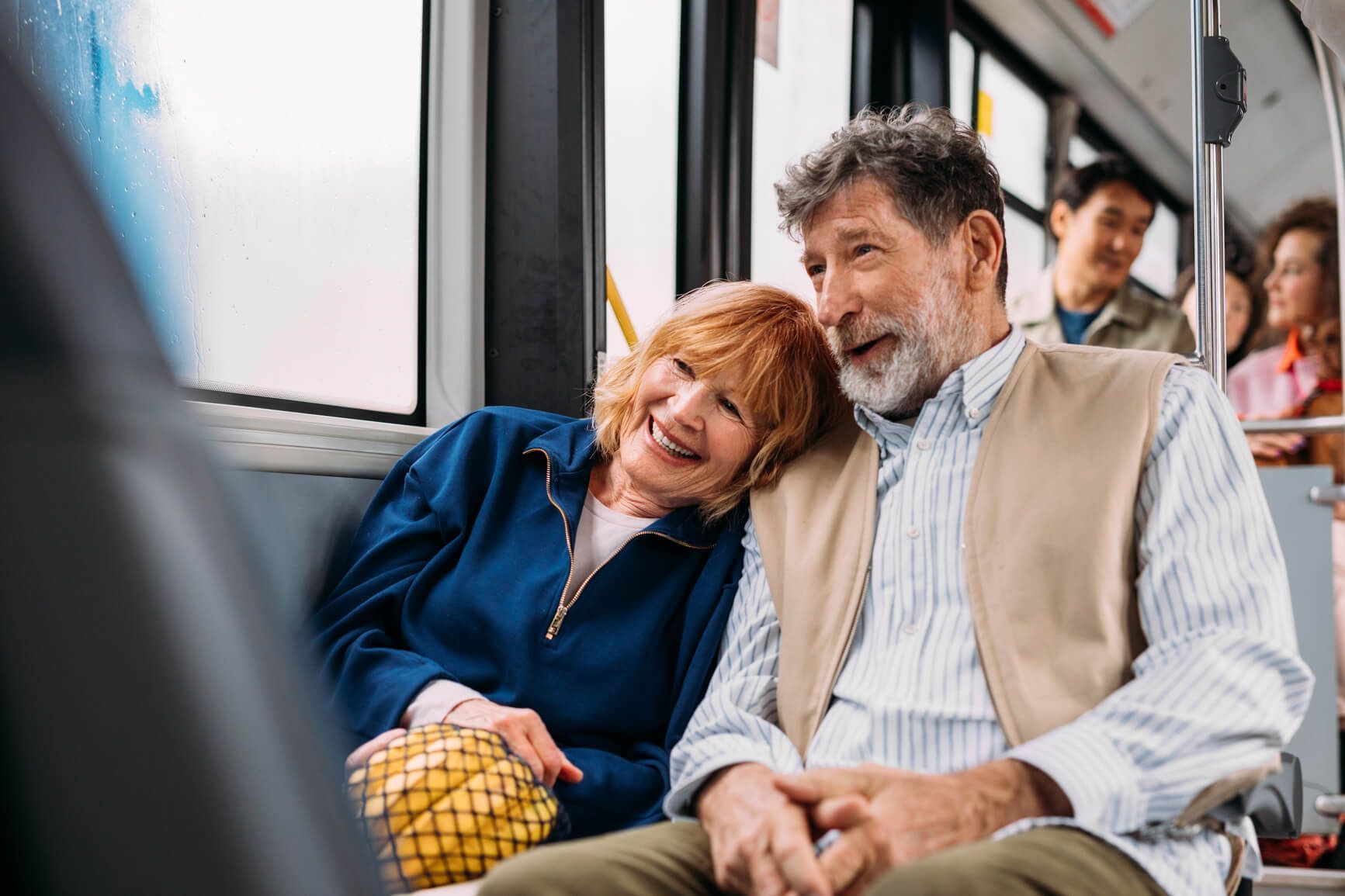 Älteres Pärchen im Bus