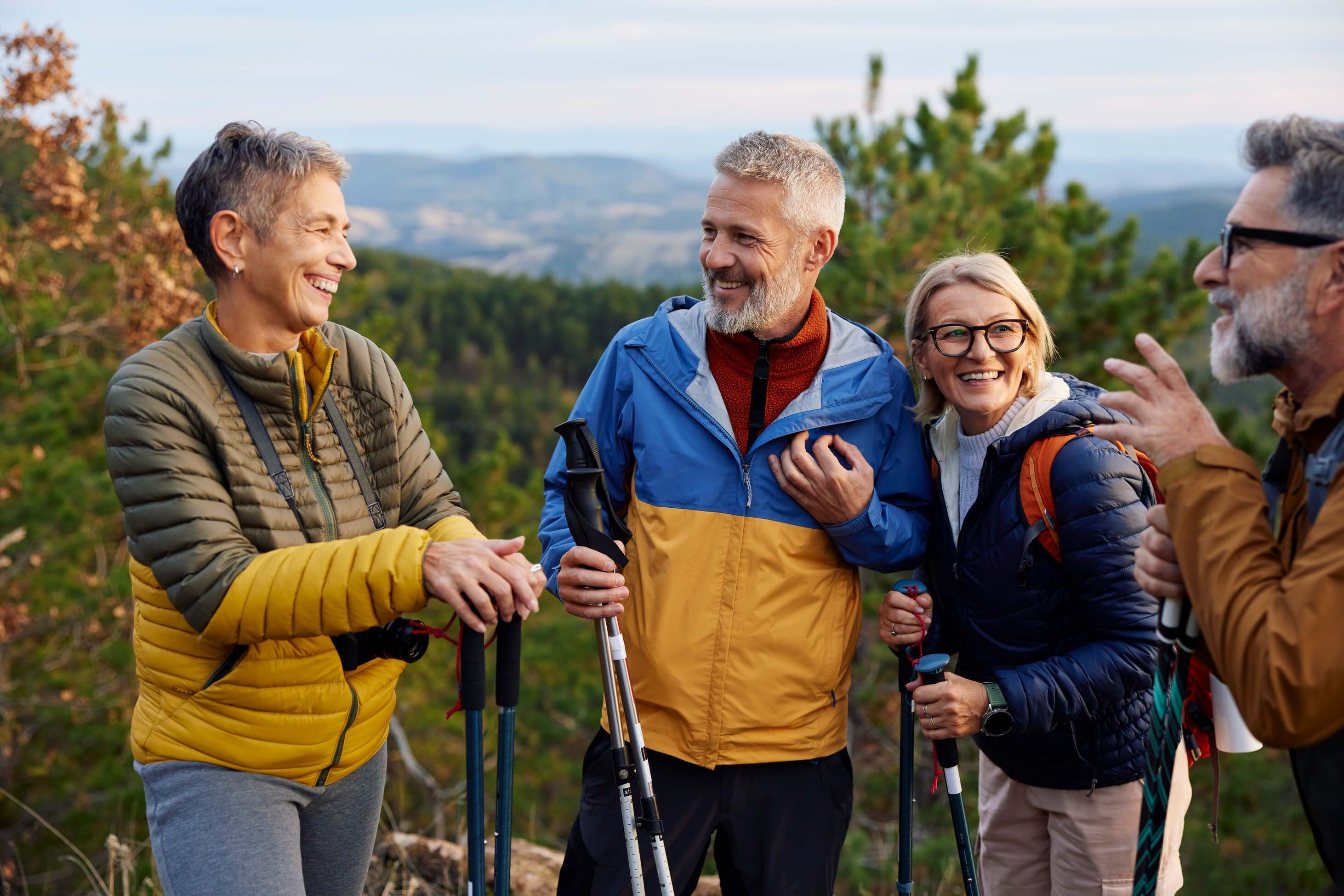 Freundesgruppe beim Wandern am Berg