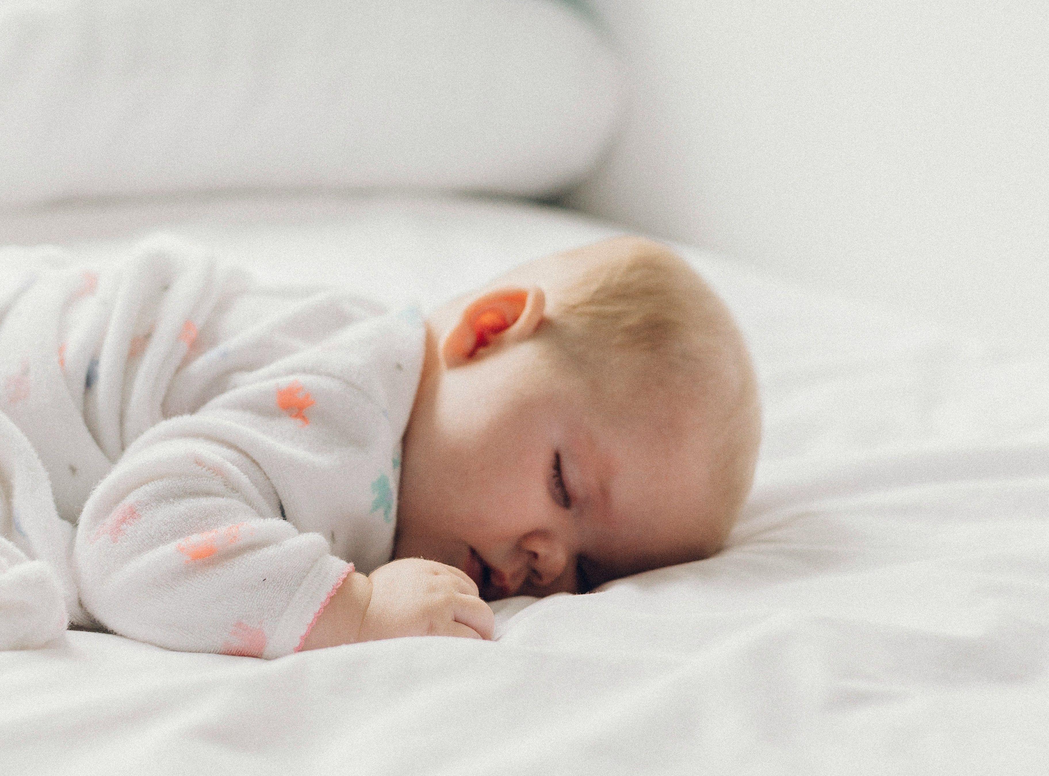 Baby schlafend auf Bauch