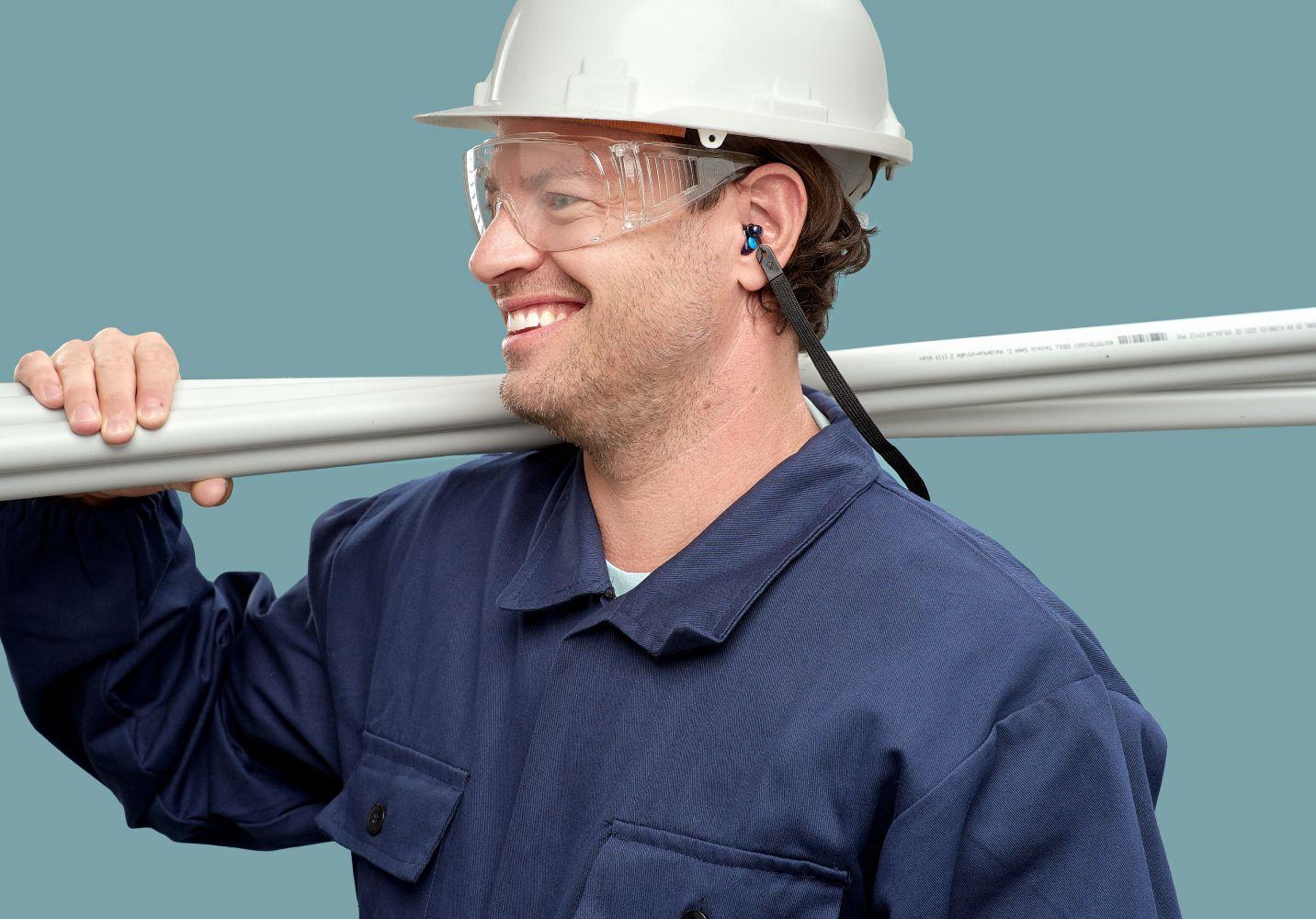 Bauarbeiter mit Gehörschutz für die Arbeit