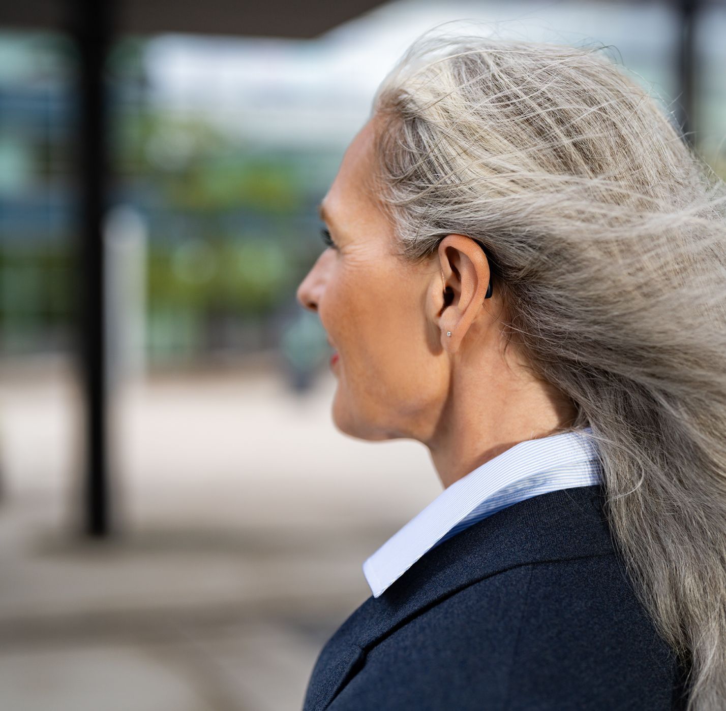 Femme aux cheveux gris