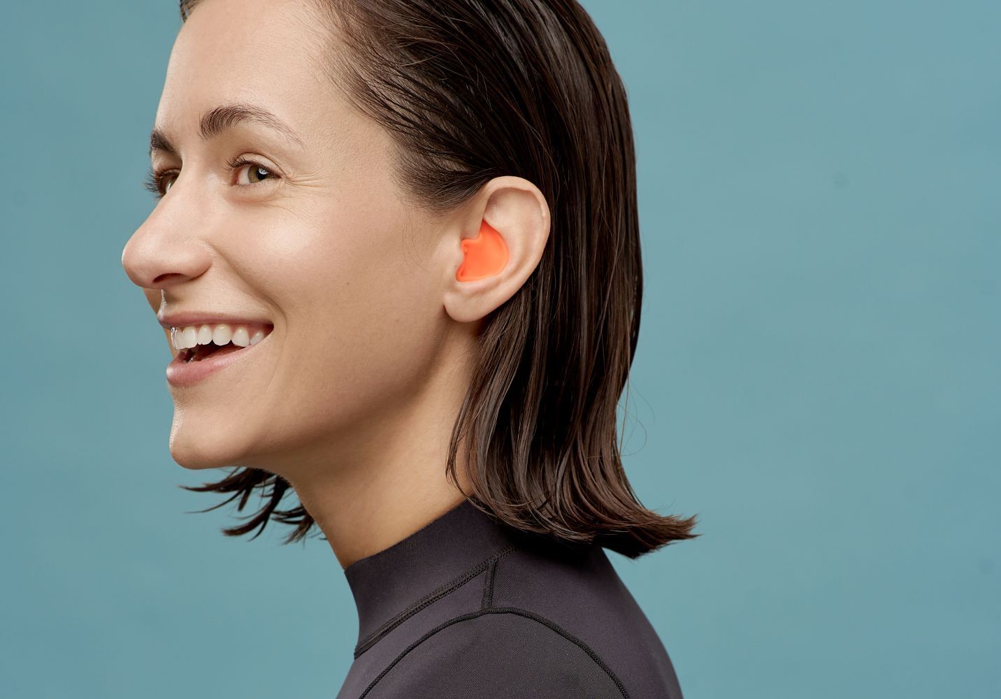 Femme avec protège oreilles orange pour nager