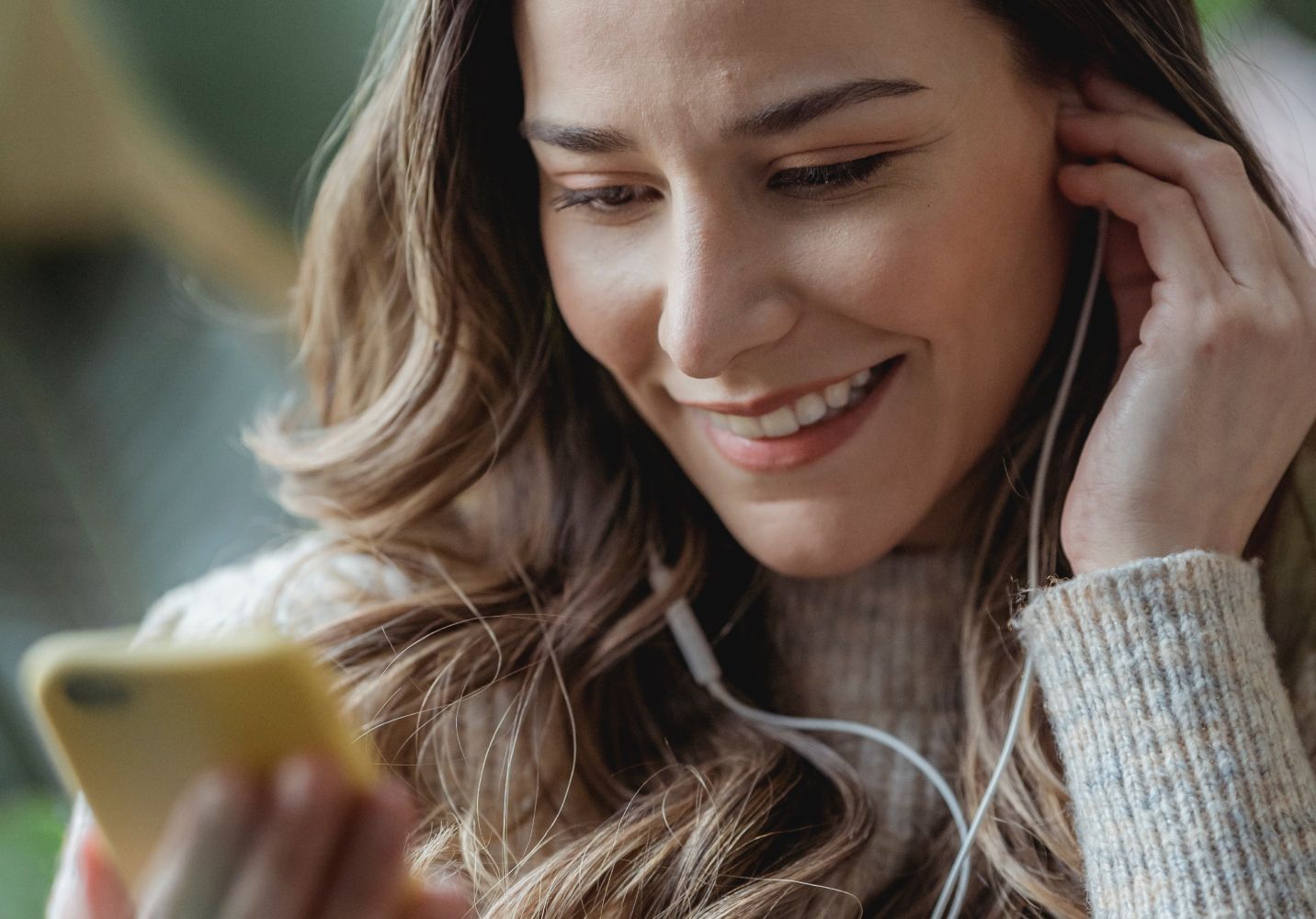 Femme avec téléphone portable et écouteur