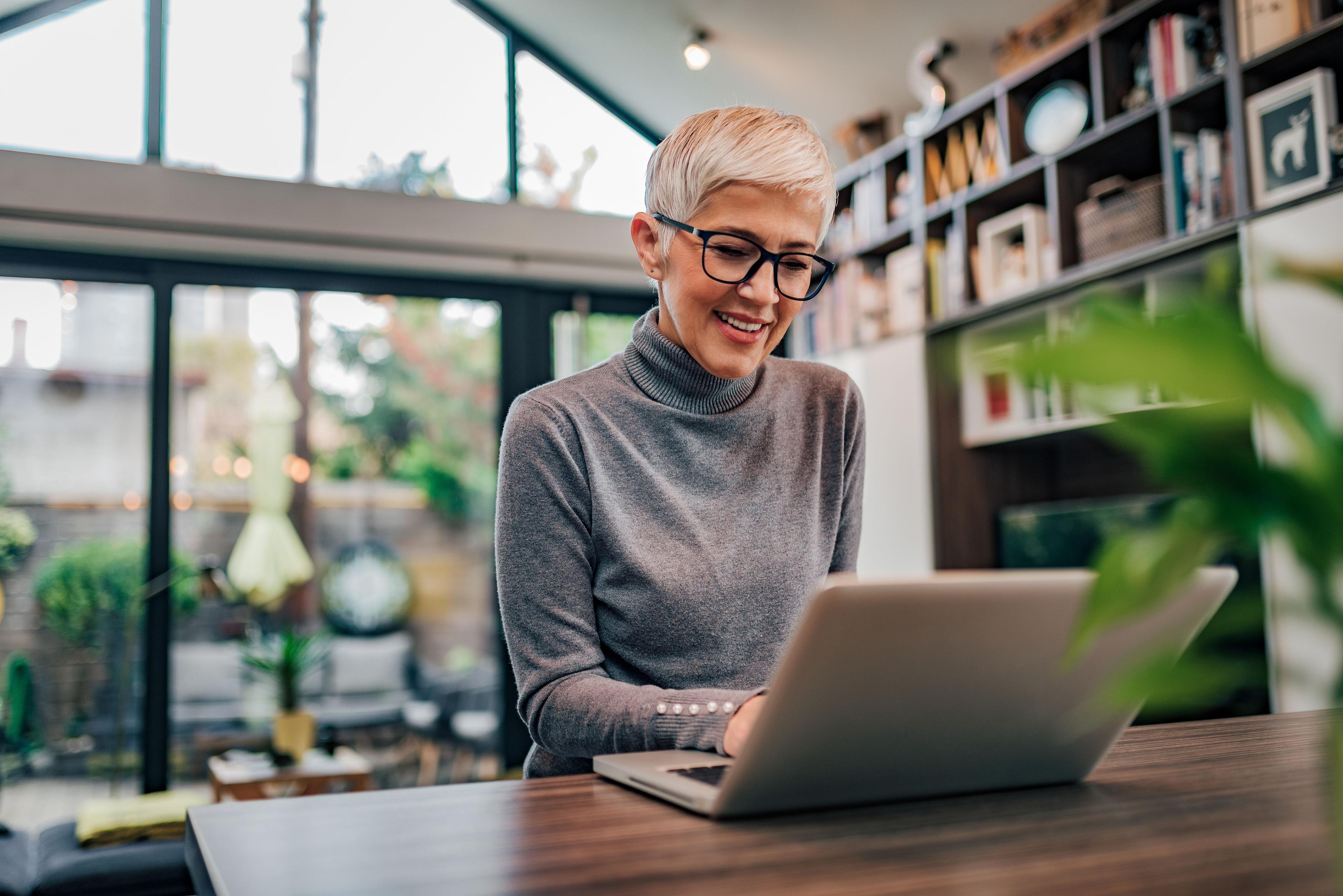 Femme d'affaire avec ordinateur portable