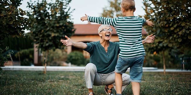 Femme et enfant enlacés, en train de rire