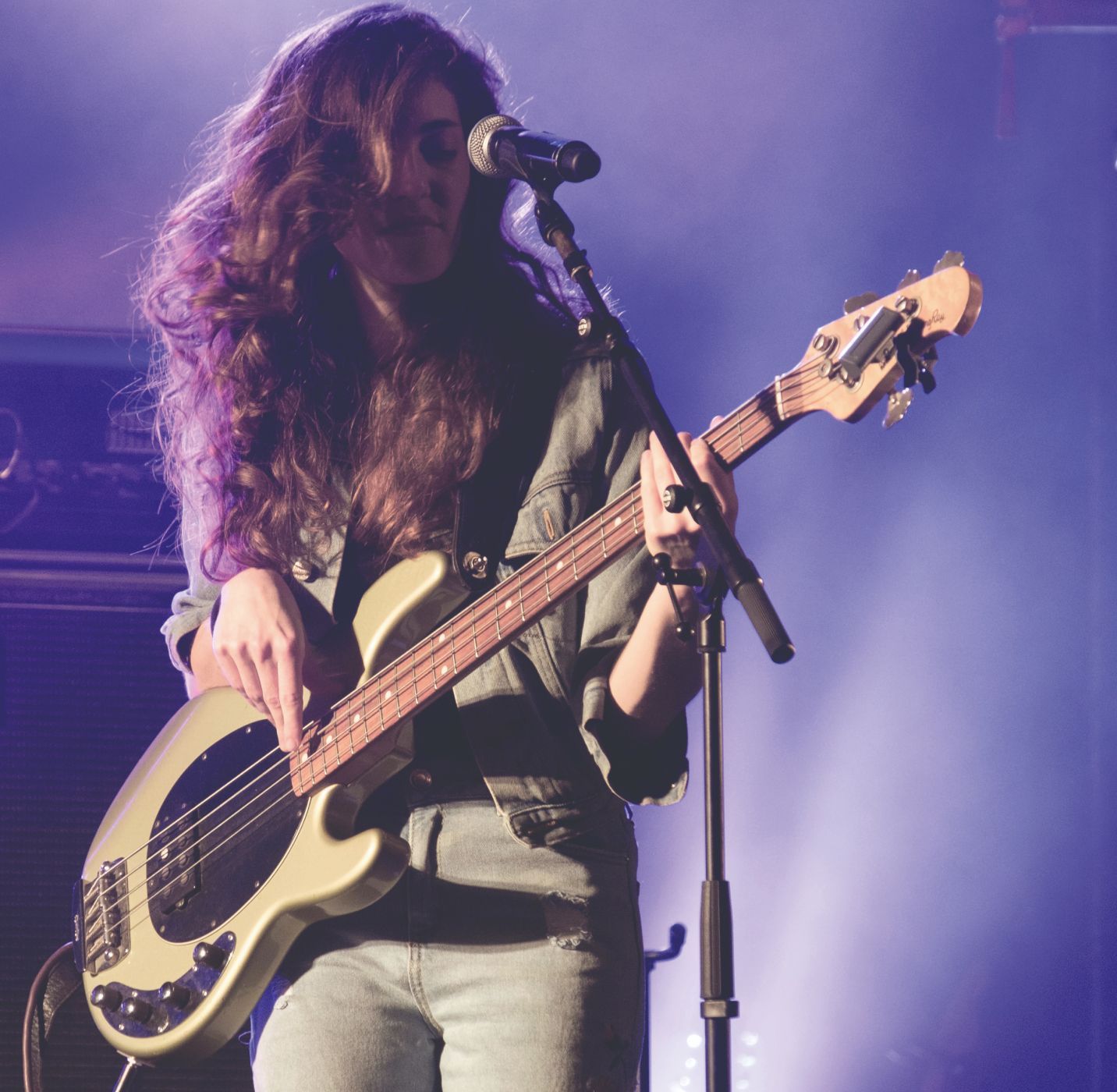 Femme surscène avec guitare électrique