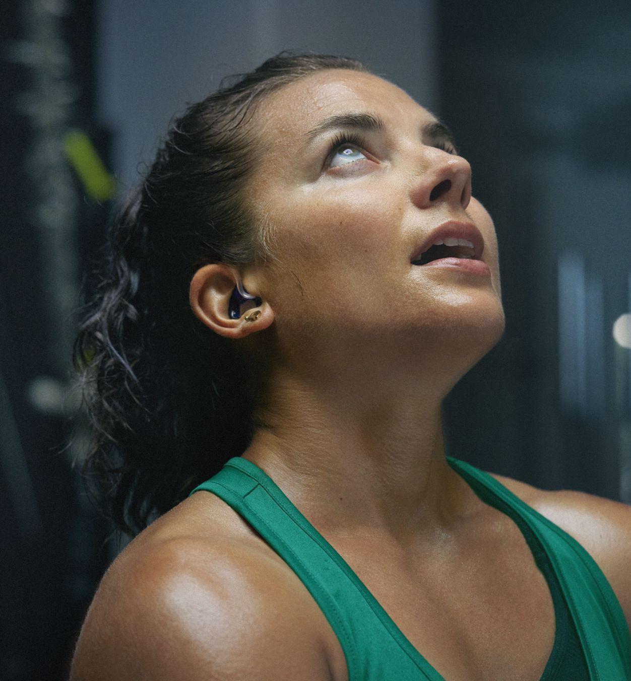 Frau mit Hörgerät beim Sport