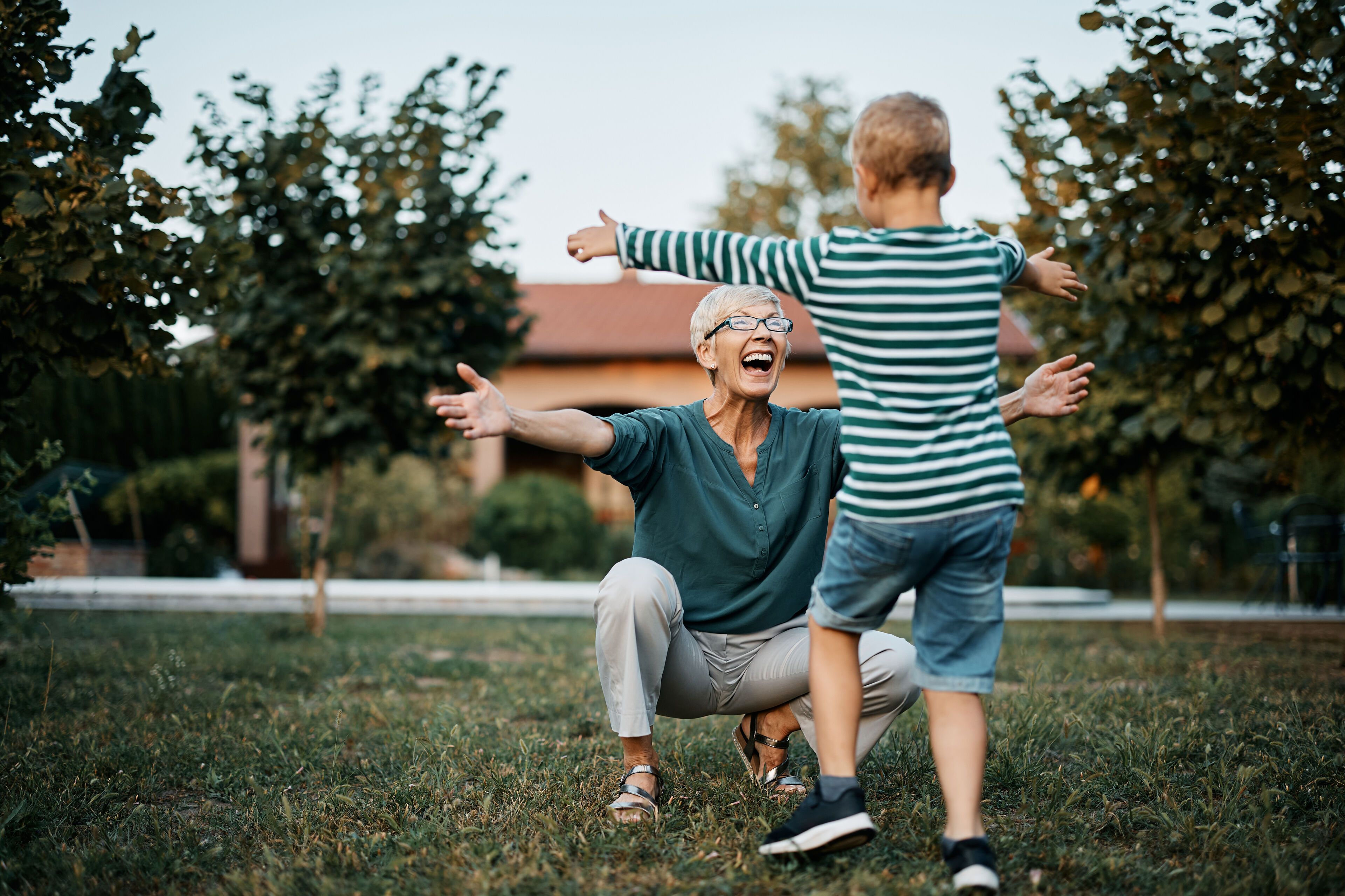 Frau und Kind umarmen sich
