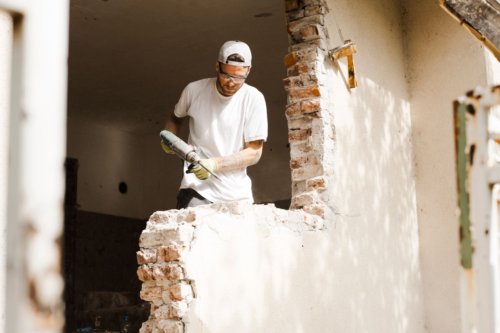 Heimwerker reißt Mauer ab