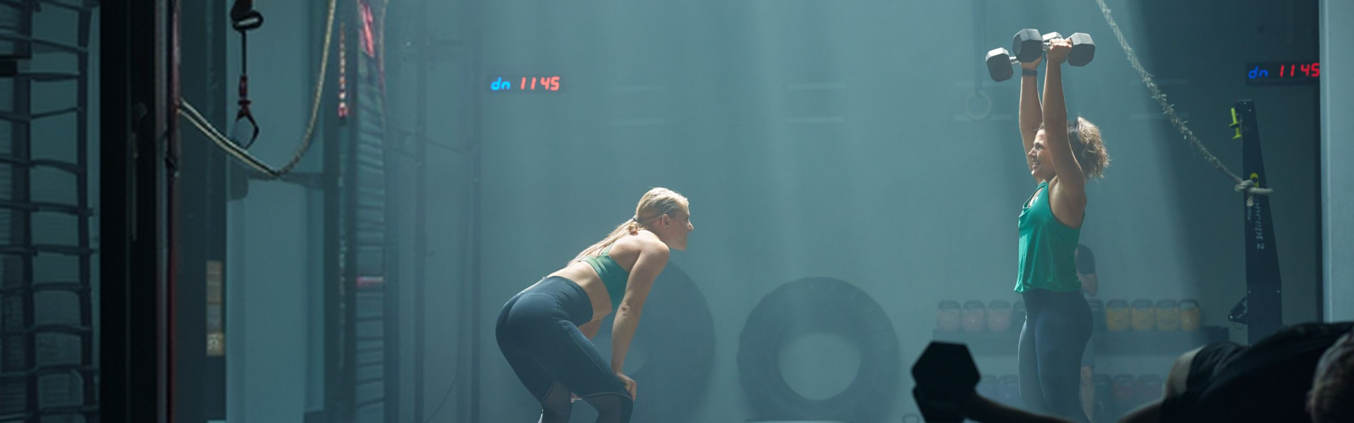 Frauen im Gym bei Sportübung