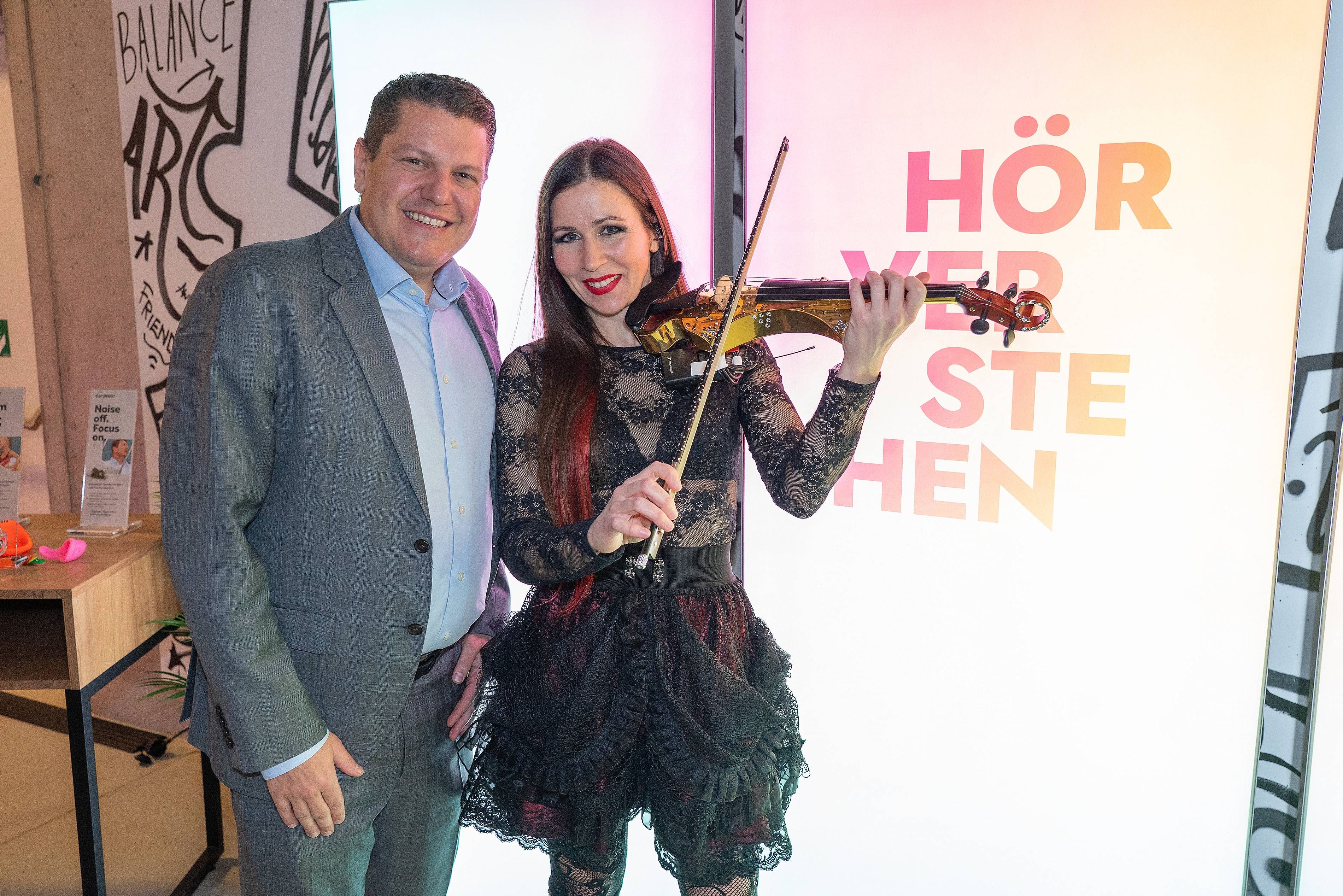 HörVerstehen Lukas Schinko mit Mia Nova