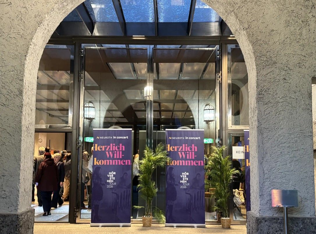 Eingang mit Roll-Ups von Konzerthaus in Salzburg 
