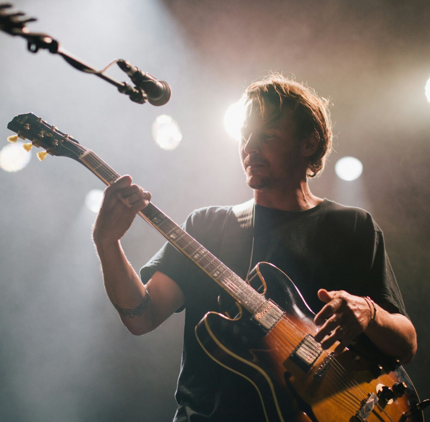 Homme avec guitare électrique sur scène