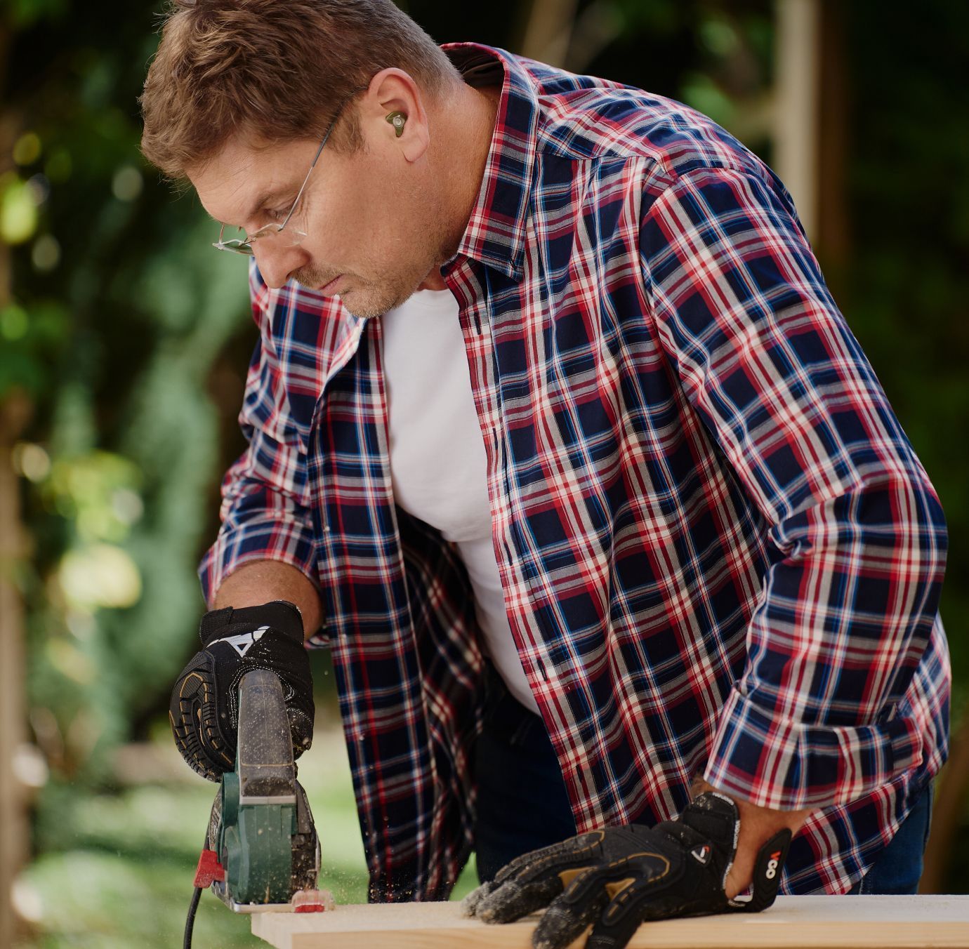 Homme bricolant