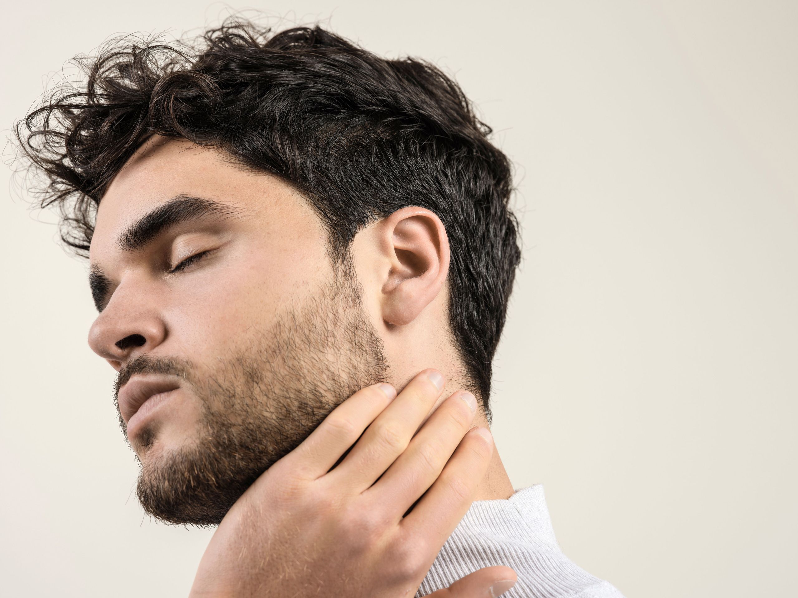 Homme douleur au cou