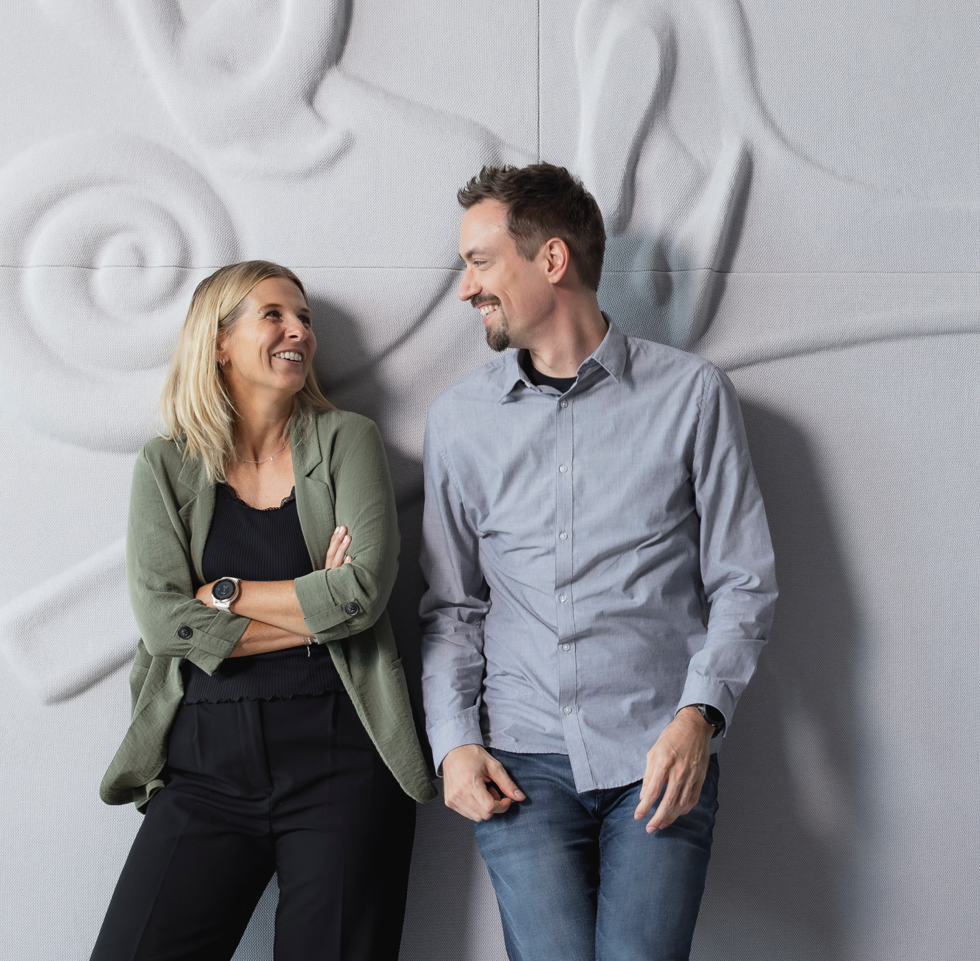 Homme et femme adossés au mur