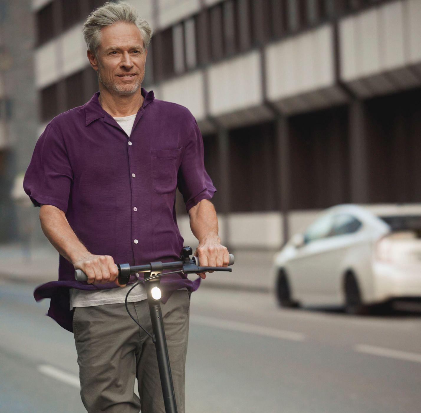 Homme moderne conduit un scooter