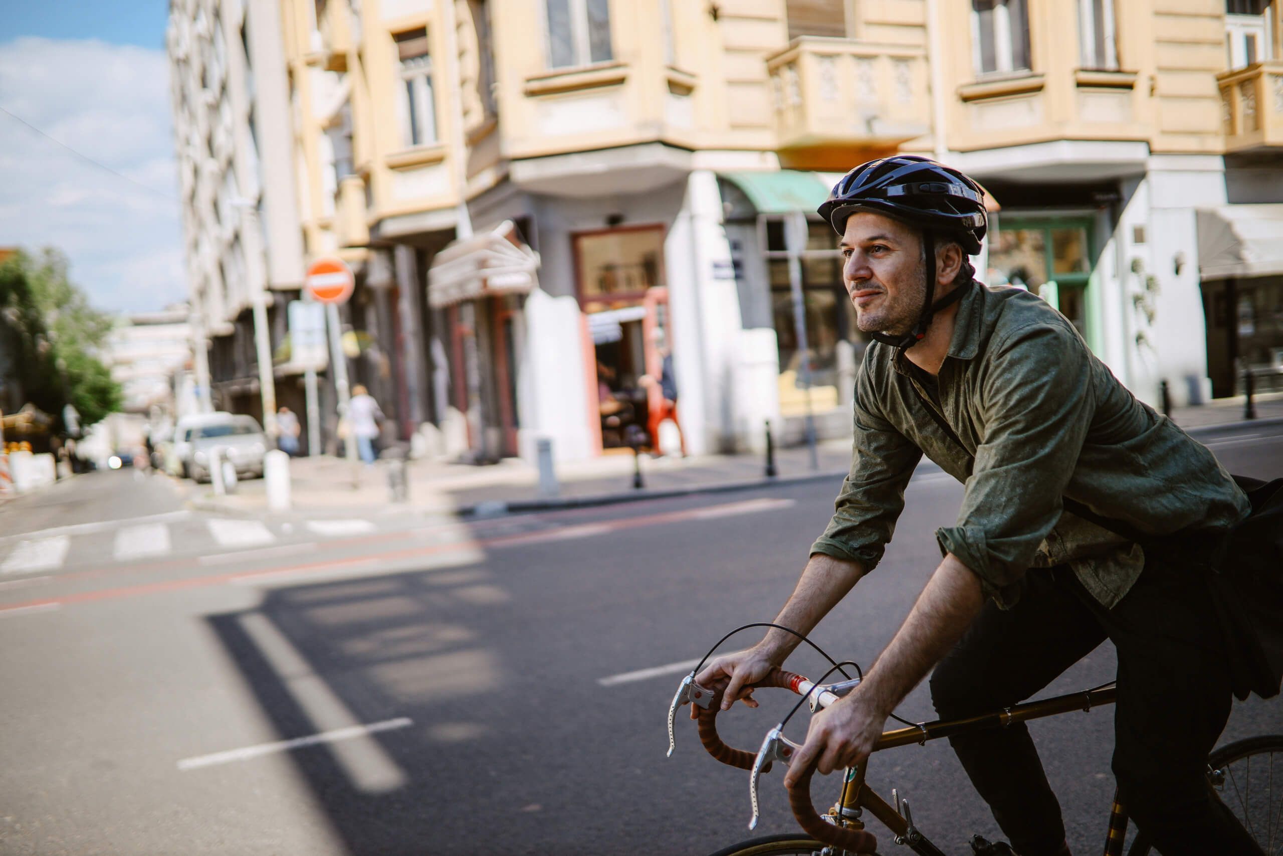 Mann auf Fahrrad mit Helm in der Stadt