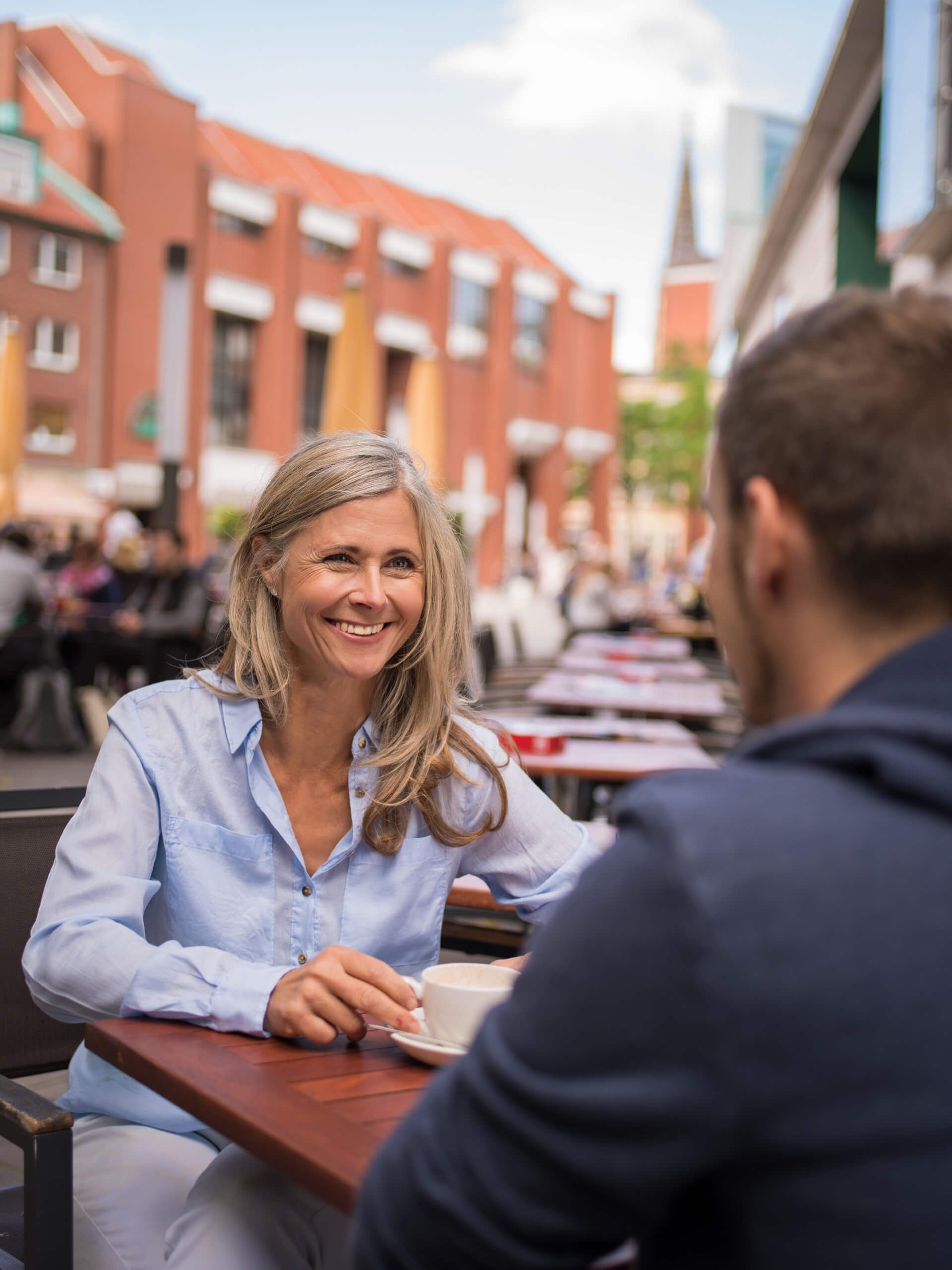 Frau im Cafe bei Gespräch