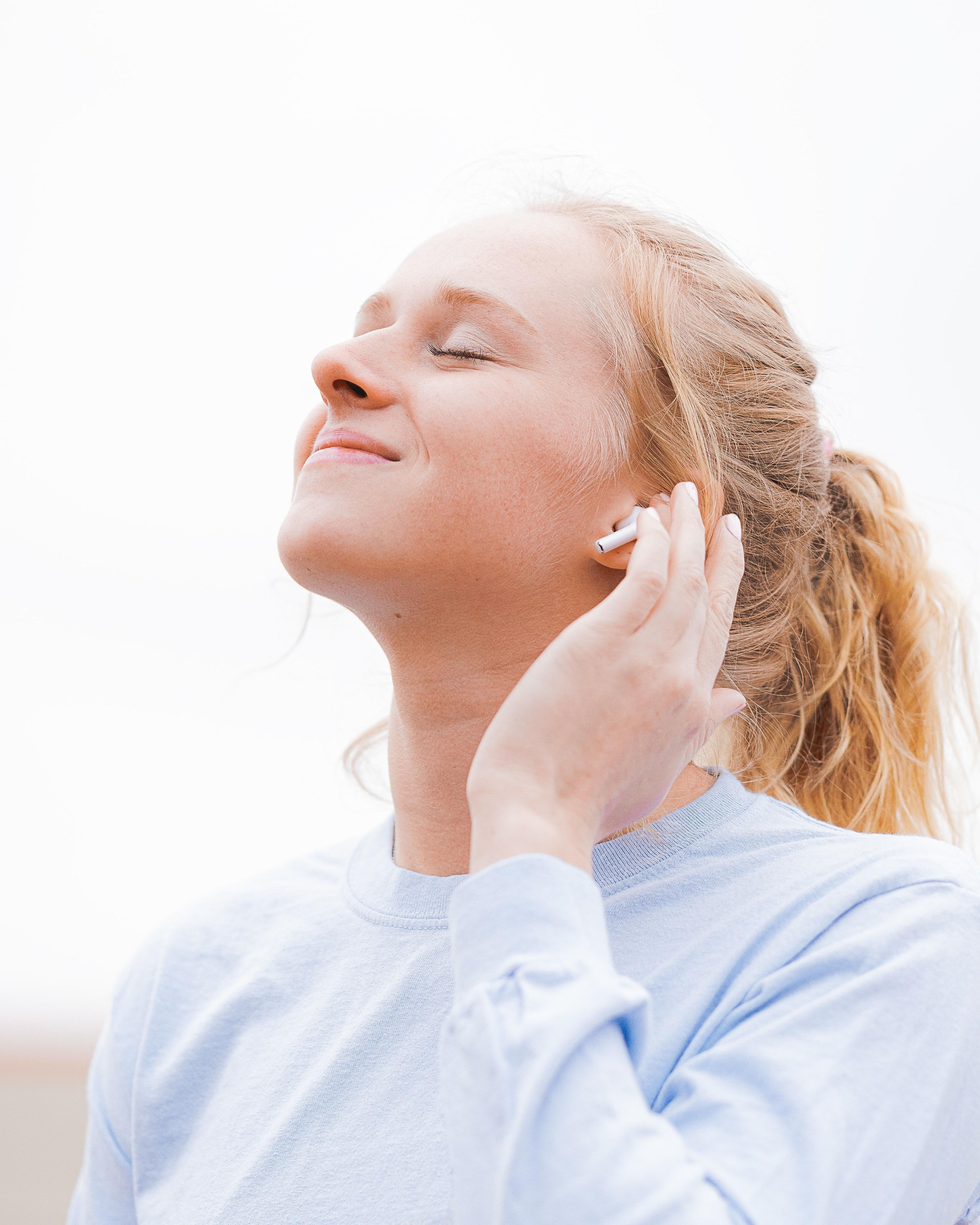 Jeune femme avec apple airpods