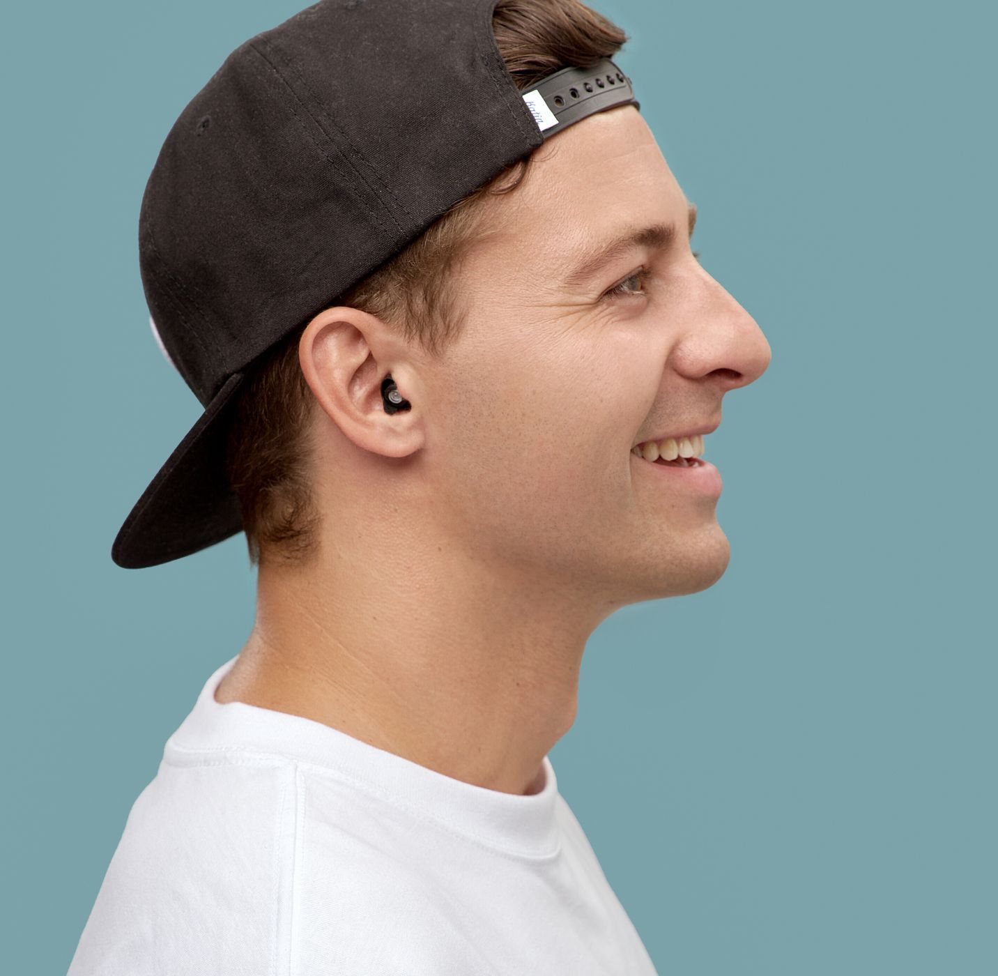 Jeune homme avec bouchons d'oreilles