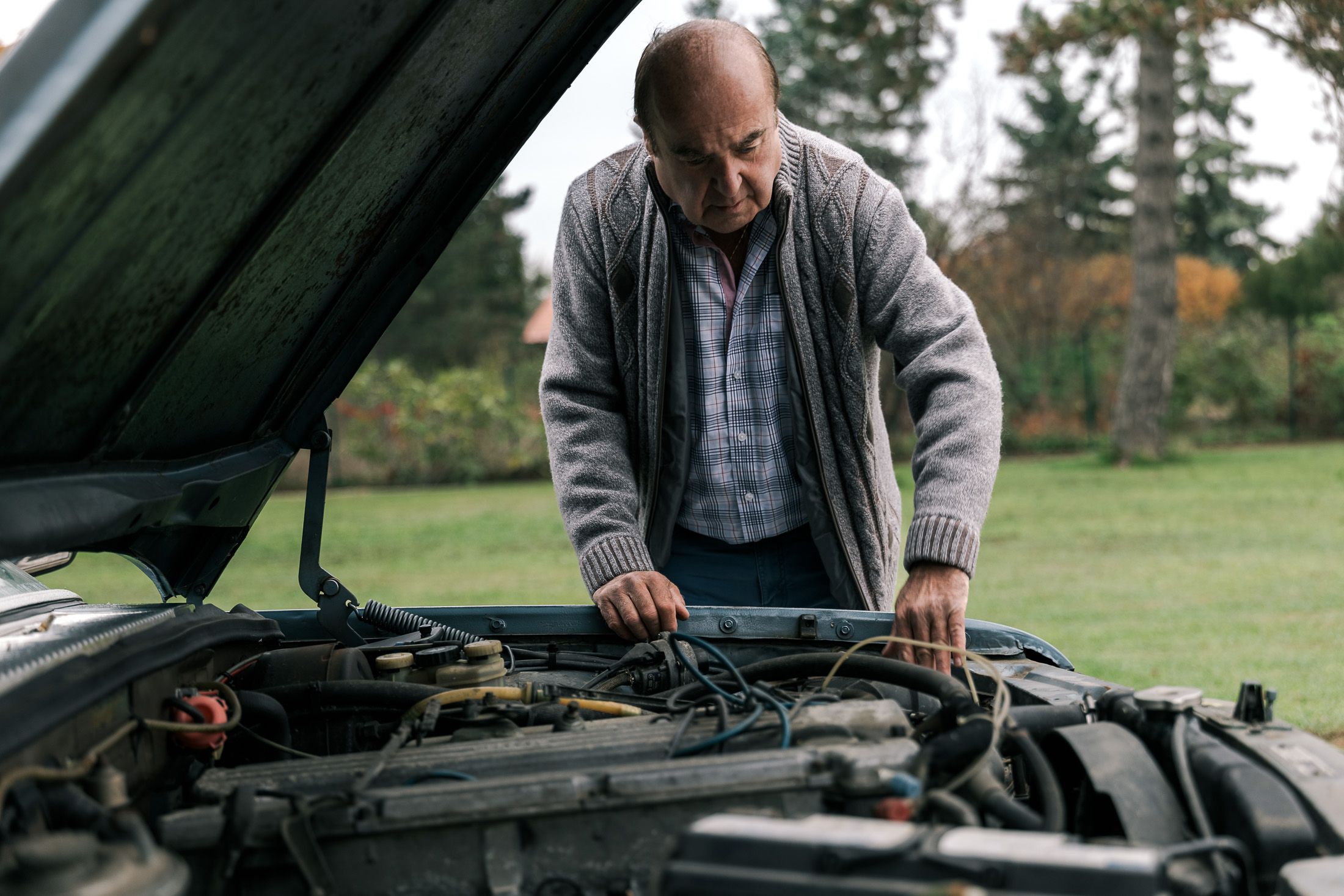 Johannes Besau überprüft den Motorraum seines Oldtimers. 