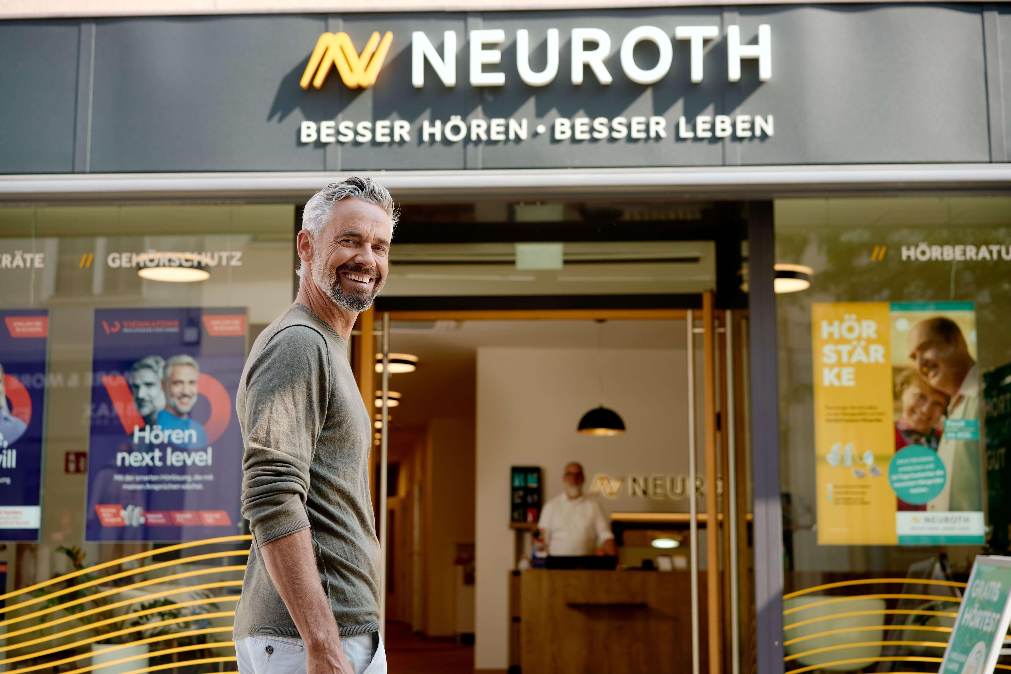 Mann lachend vor Neuroth Filiale