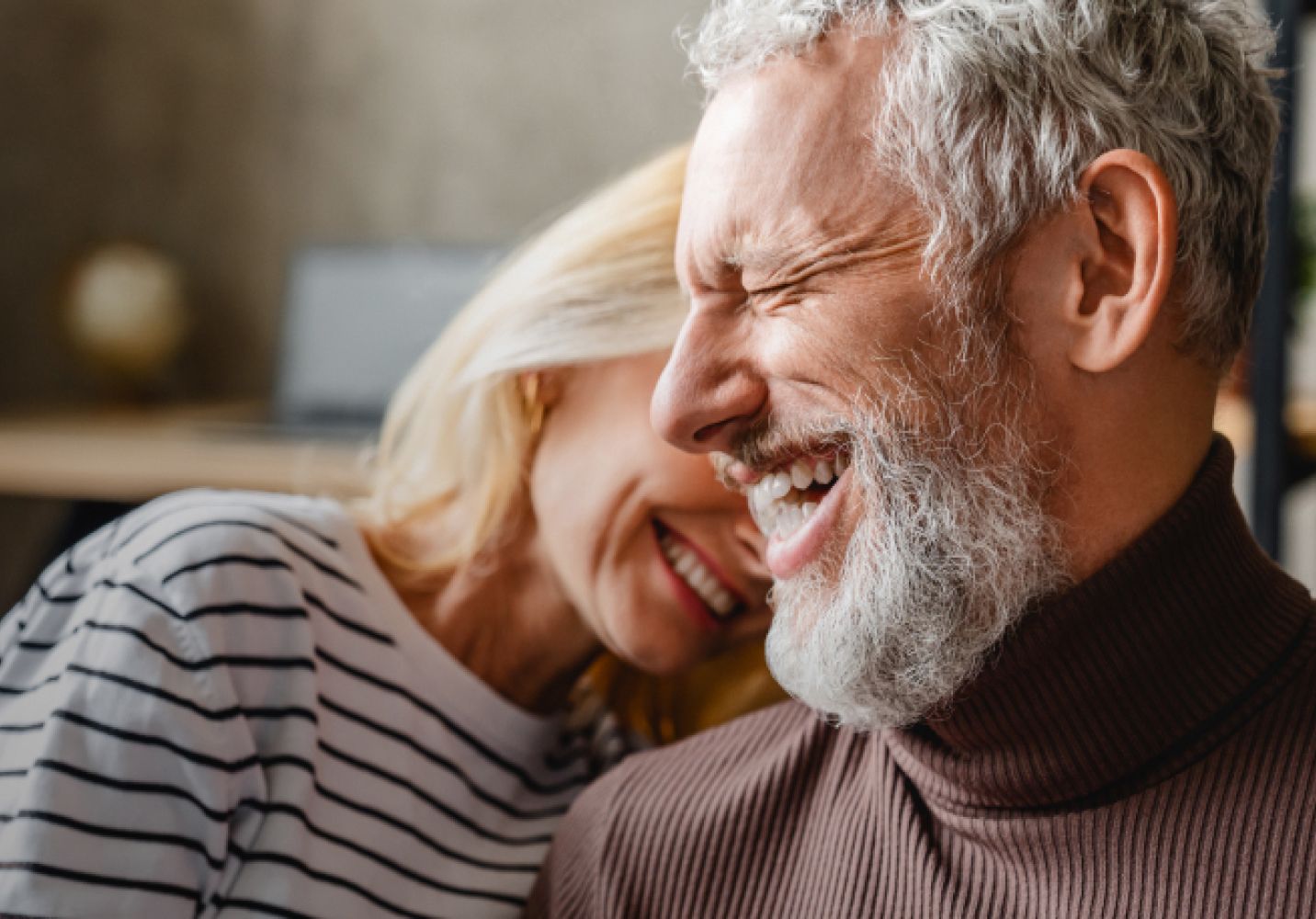 Mann und Frau lachen gemeinsam