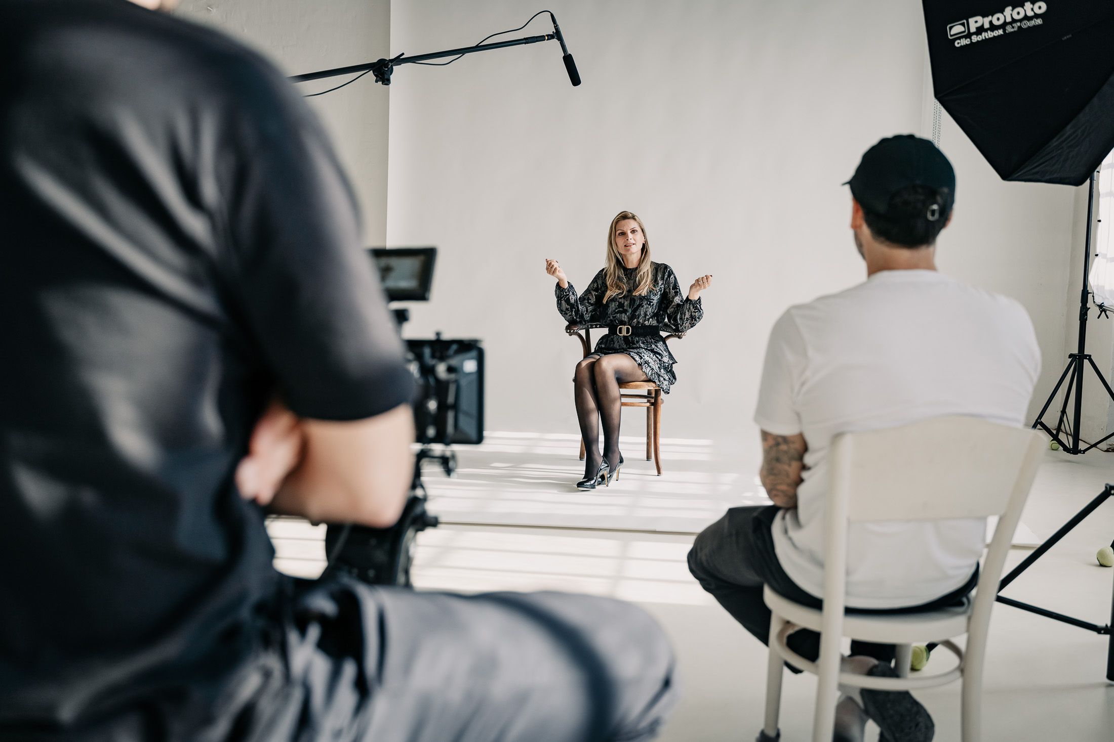 Martina Kaiser in einer Interviewsituation vor Kameras mit Mikrofon. 