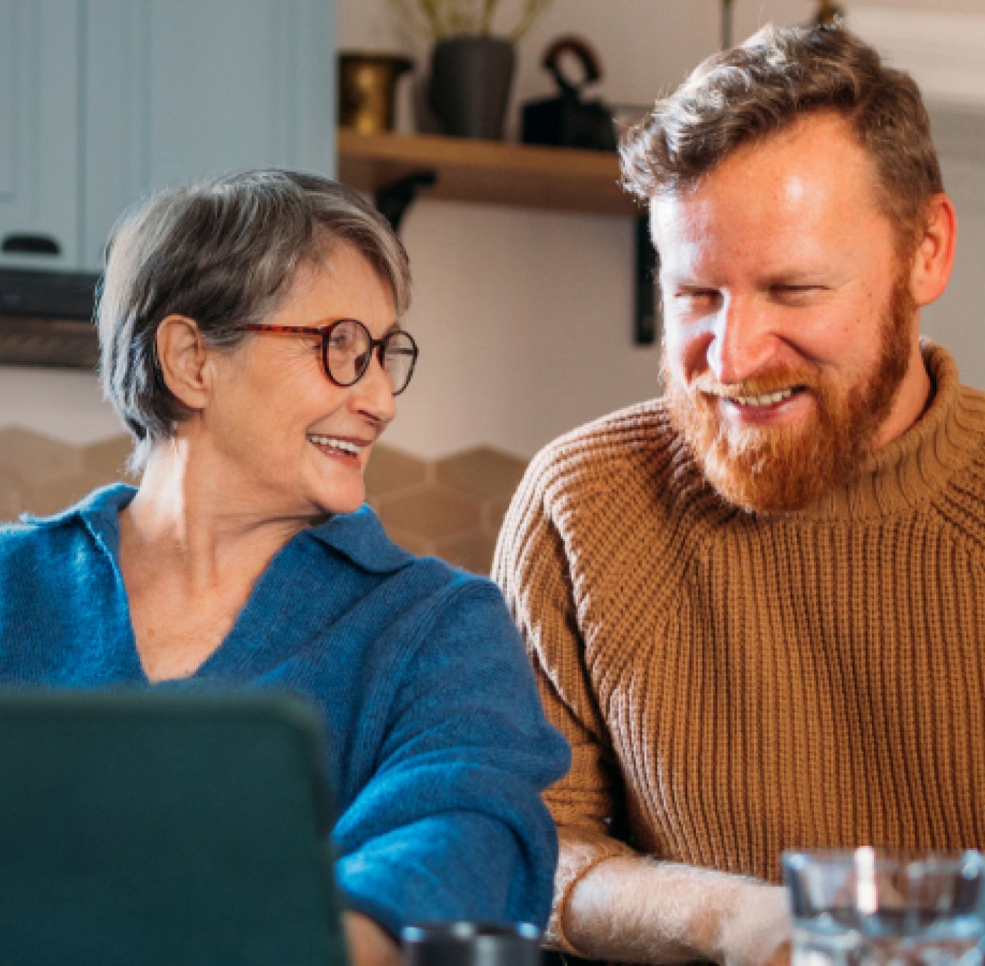 Mutter und Sohn sitzen vor Laptop