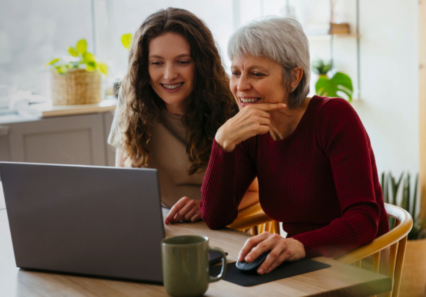 Mutter und Tochter vor Laptop