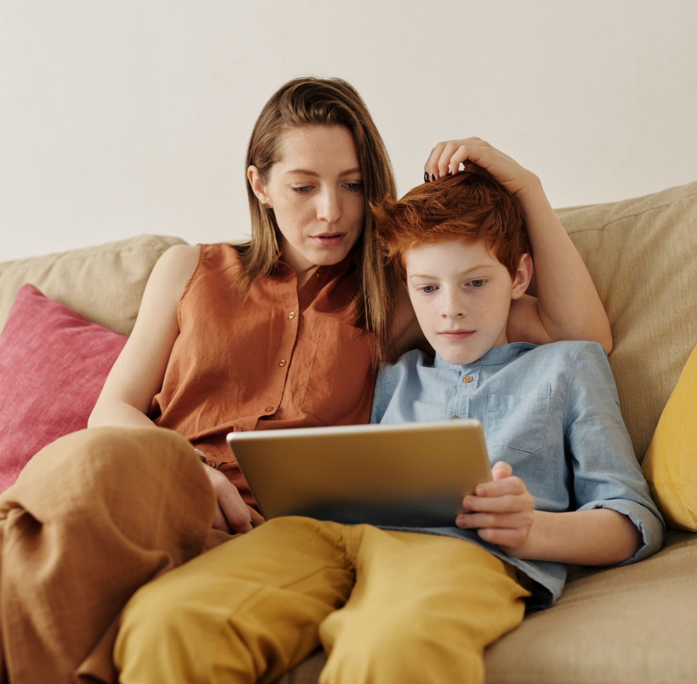 Mutter und Sohn lesen am Tablet