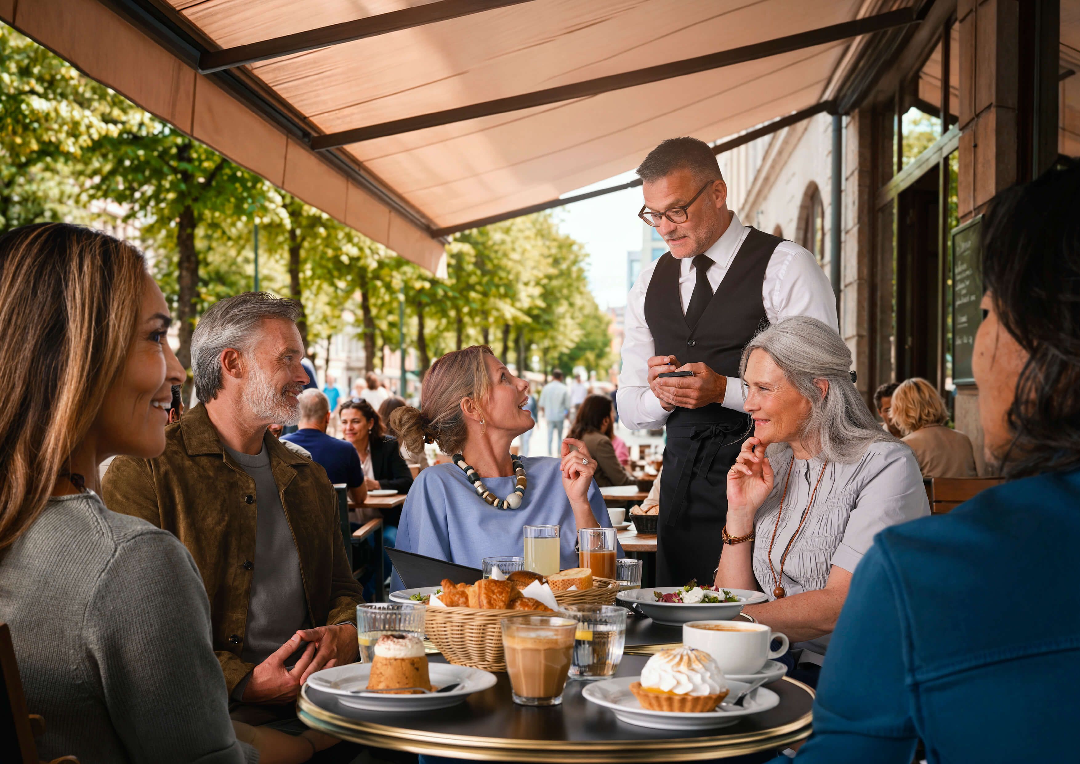 Frau bestellt im Restaurant