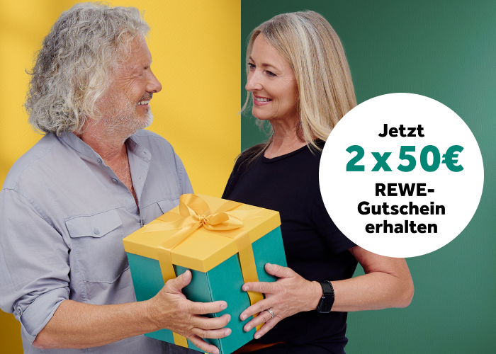 Lachendes Pärchen überreicht sich Geschenki