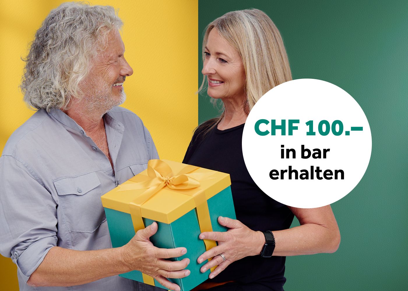 Paar mit Geschenk und Text 100 CHF in bar erhalten
