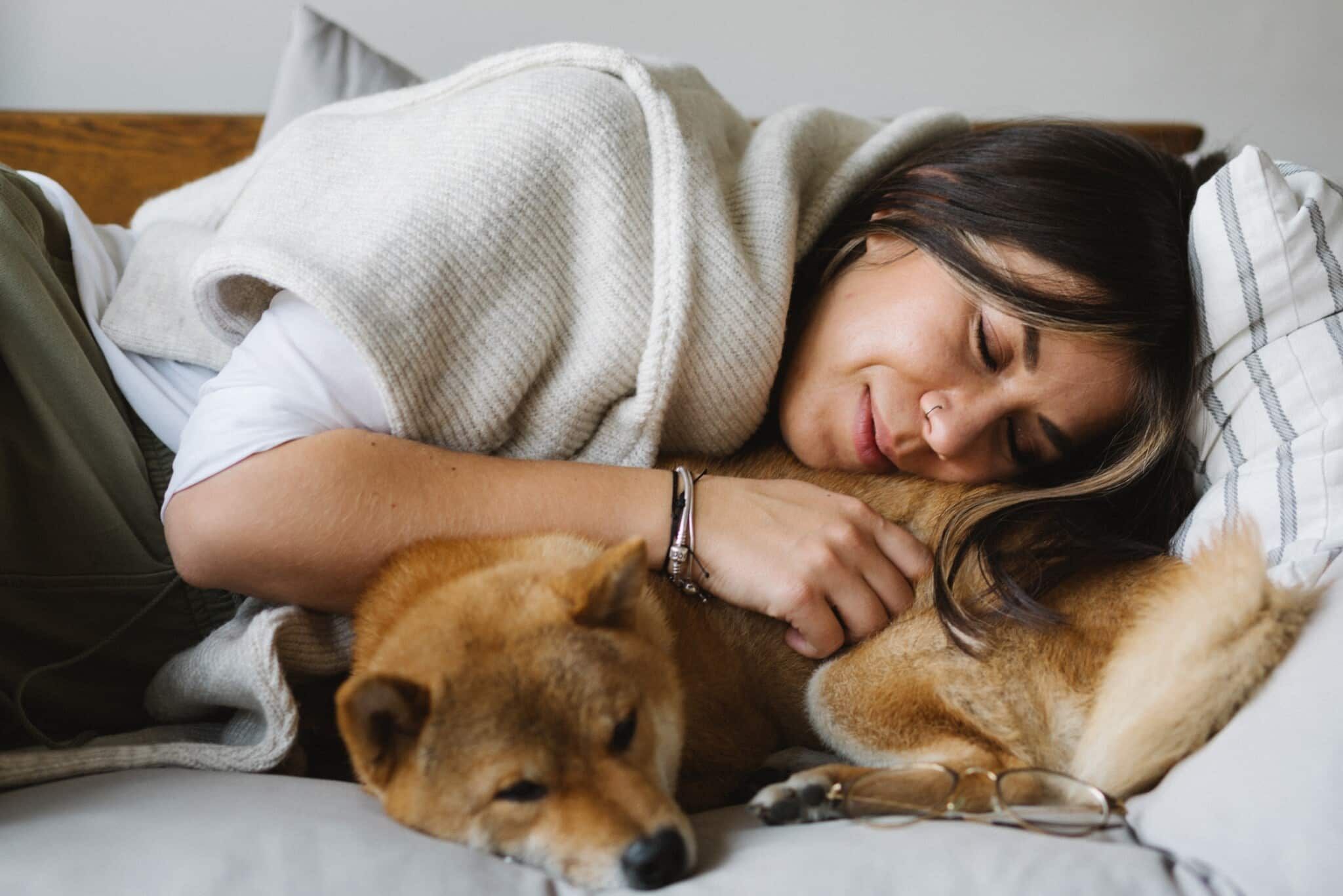 Schlafende Frau mit Hund
