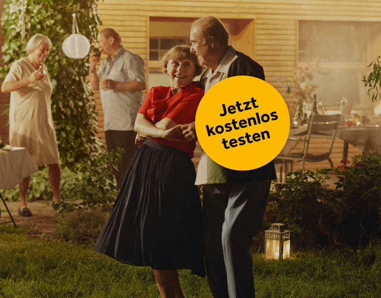 Tanzendes Paar bei Gartenparty