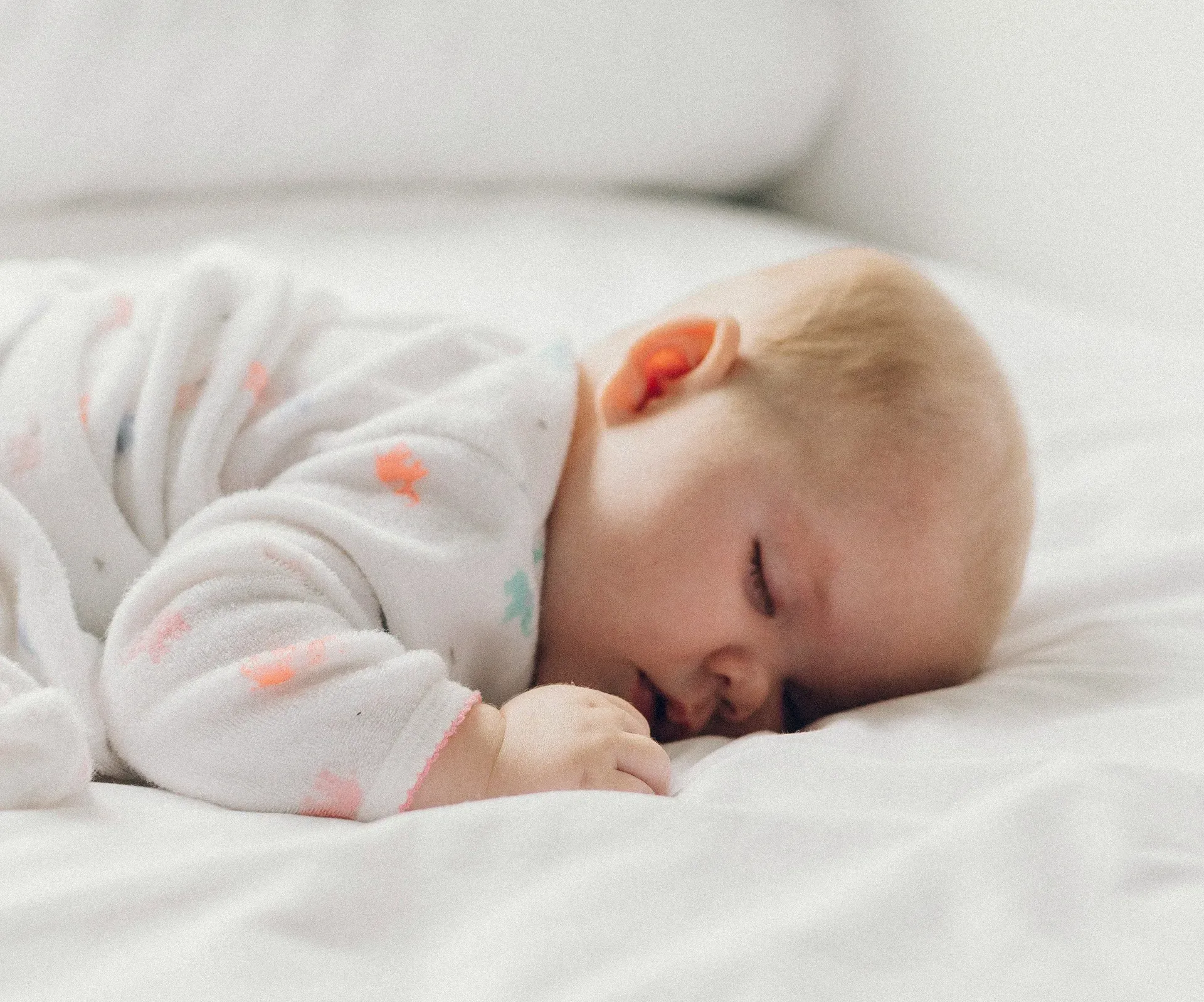 Beba spokojno spava u krevecu