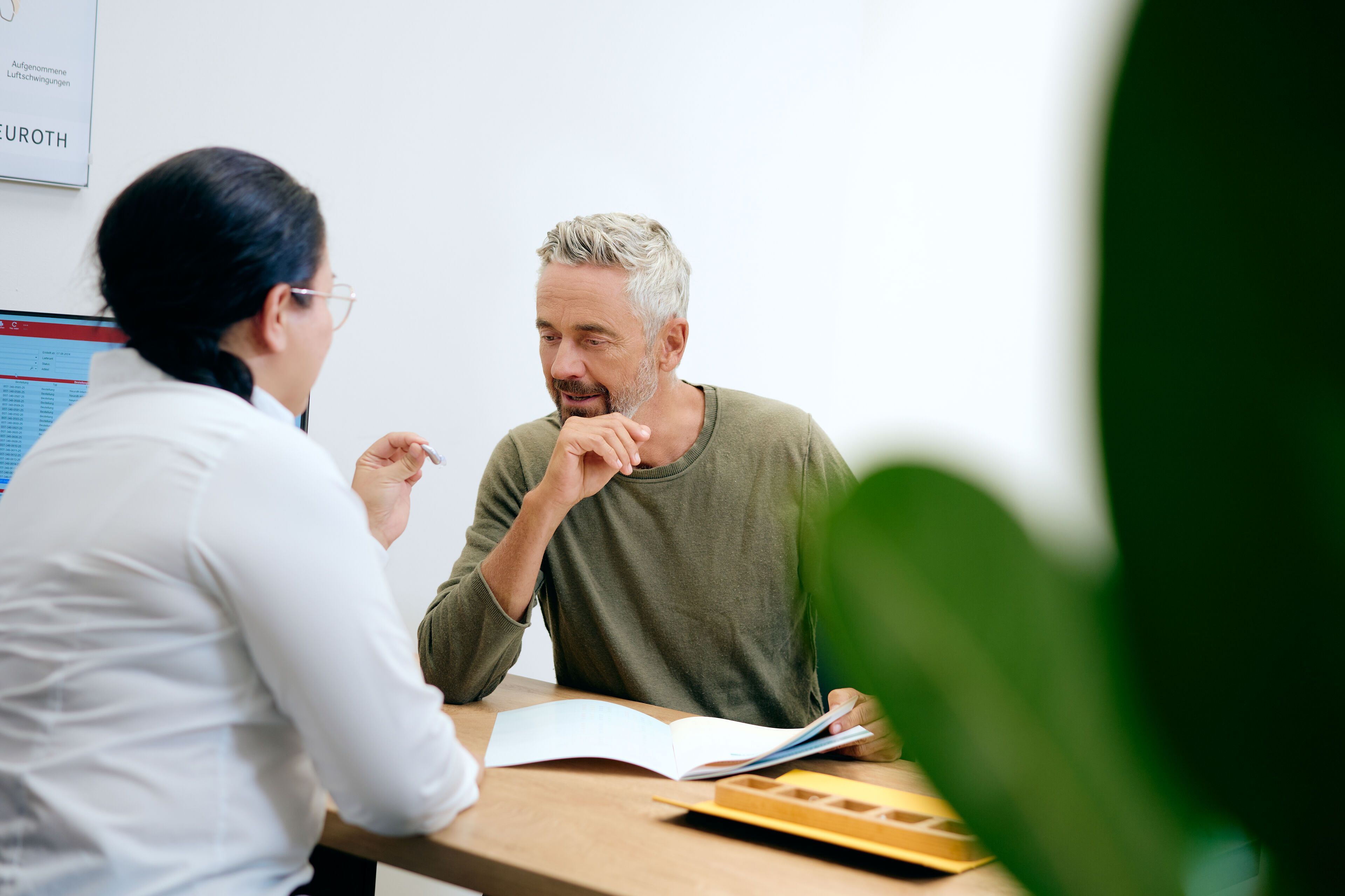 Client en consultation dans une filiale Neuroth