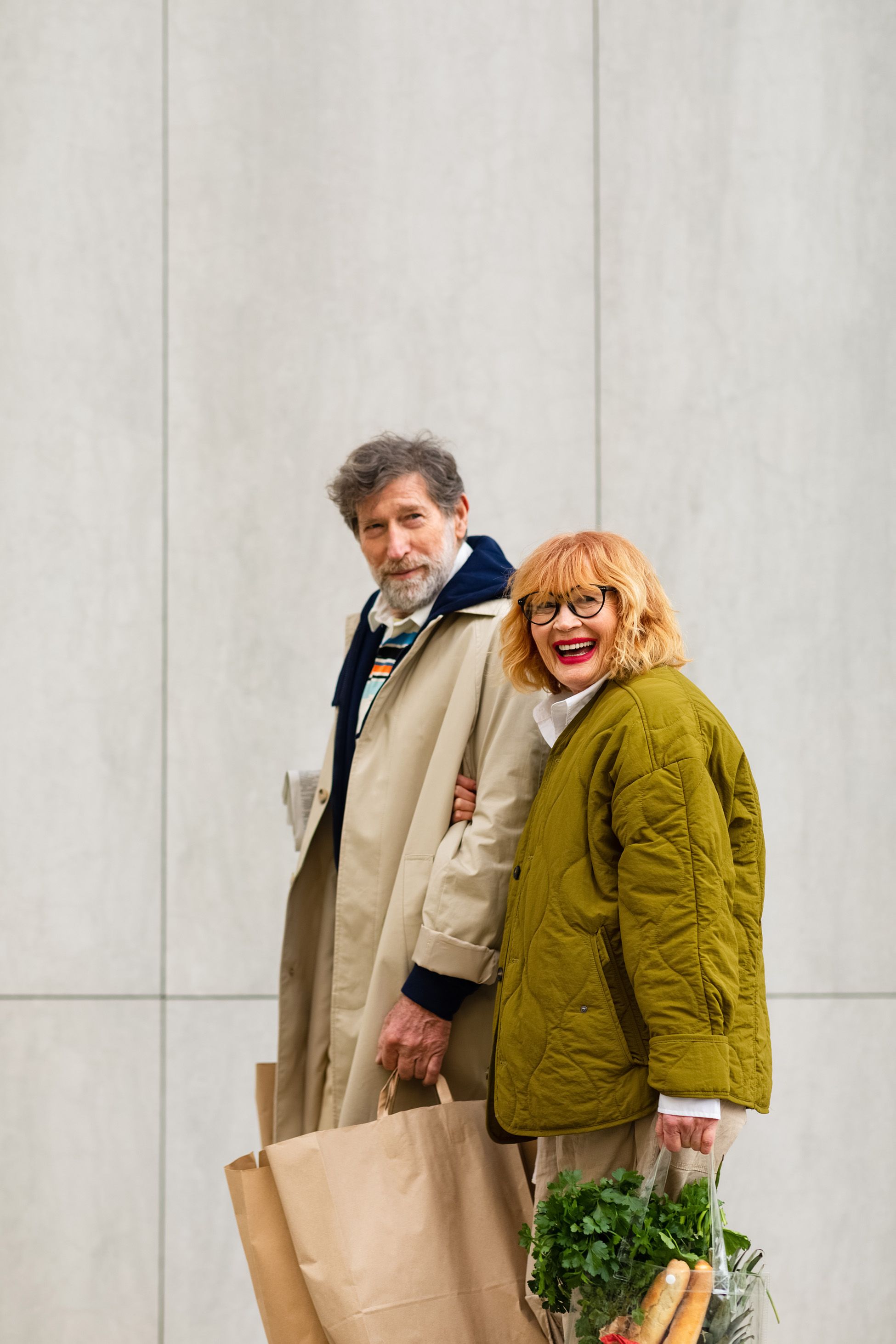 Couple rian avec sac de courses et legumes