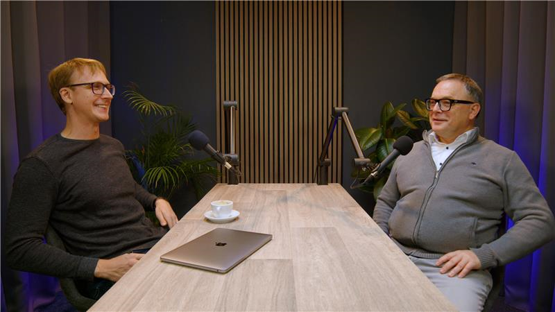 David Zupancic pije kavo z Robertom 