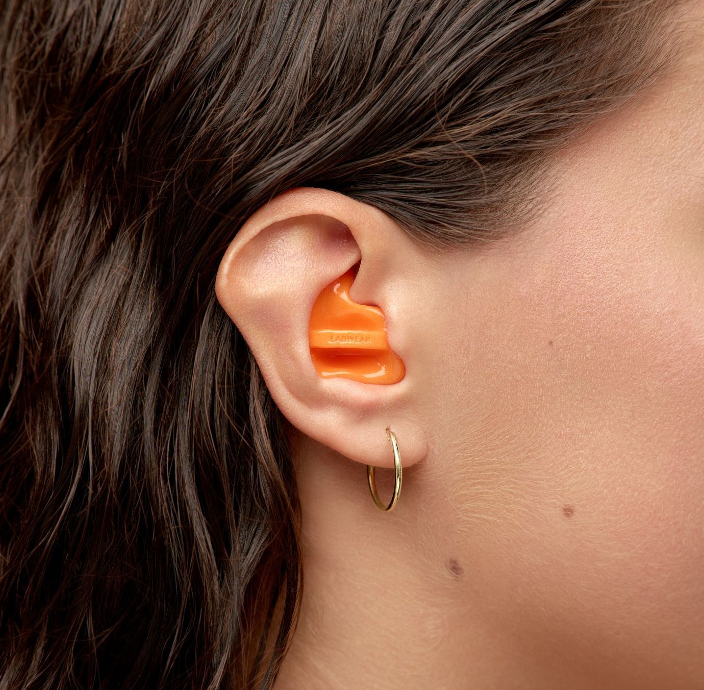 Détail femme protection auditive orange pour nager