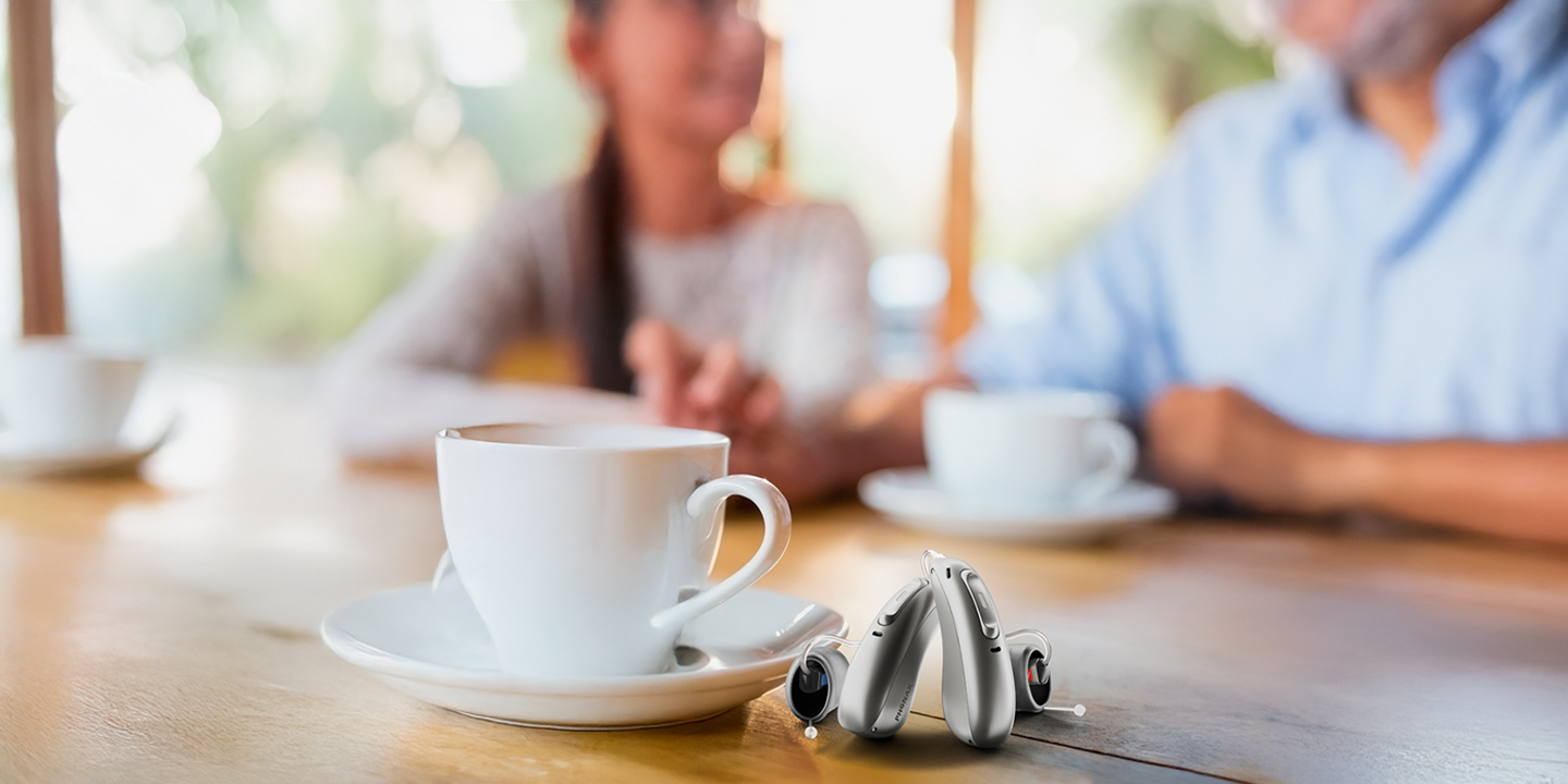 Dva slusna aparata u kaficu