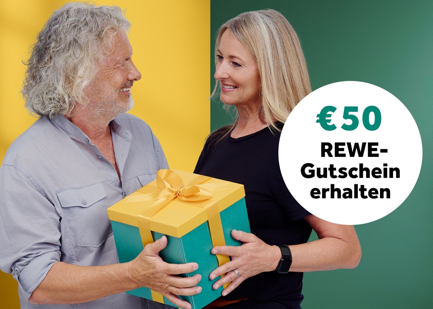 Ehepaar mit Geschenk und Kreis in dem steht "50 Euro REWE Gutschein erhalten"