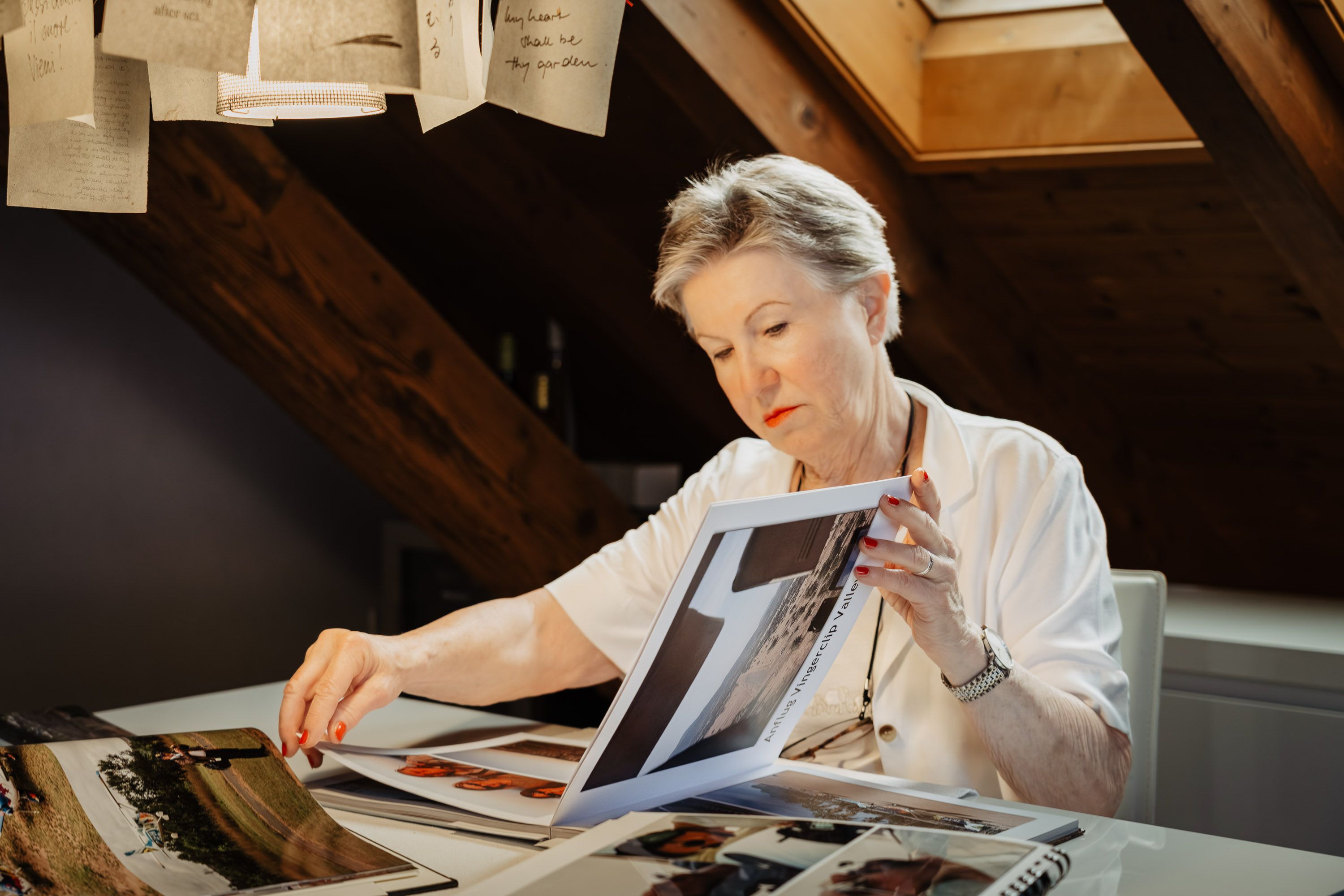 Esther blättert in Fotoalbum