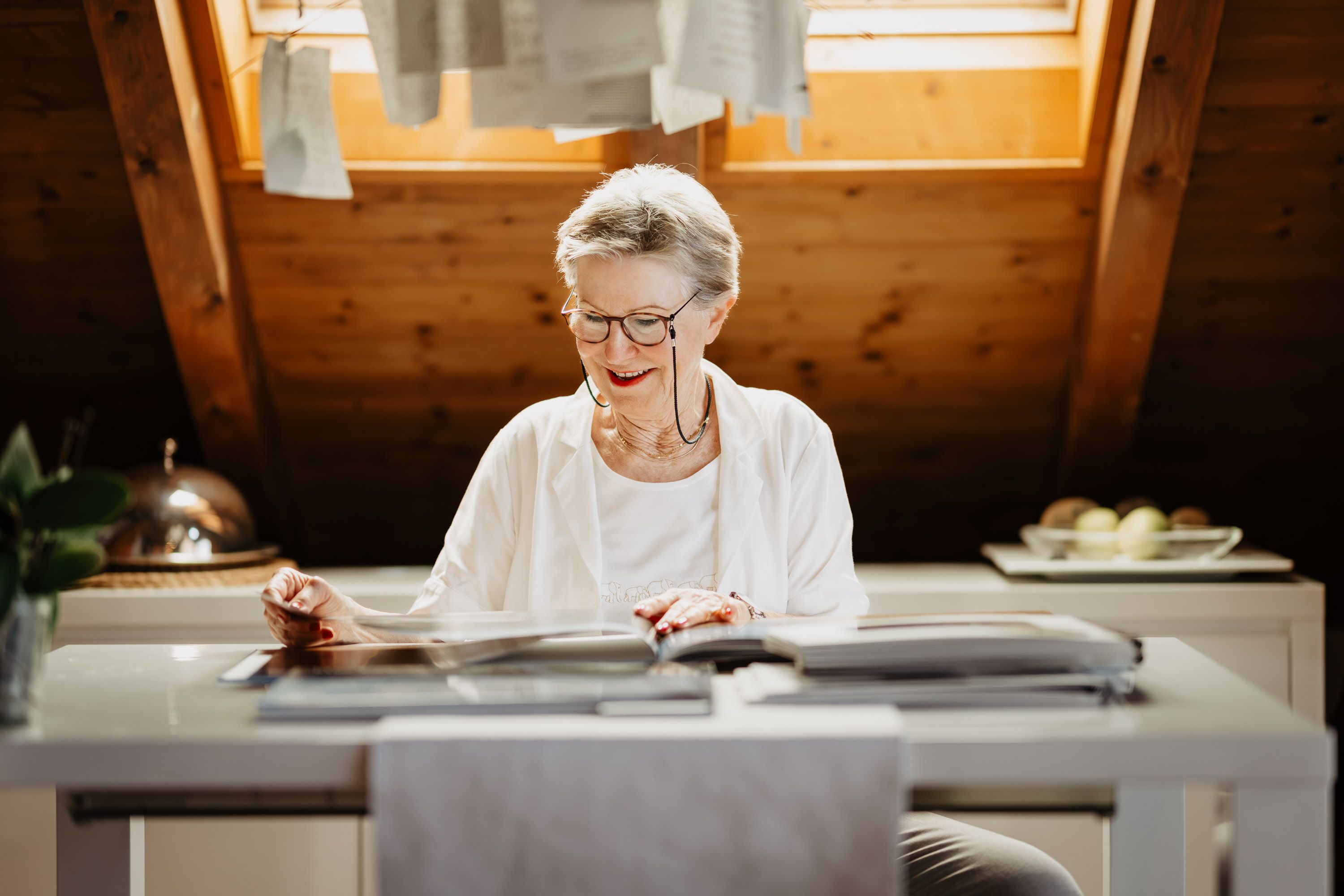 Esther mit Brille beim Schreibtisch