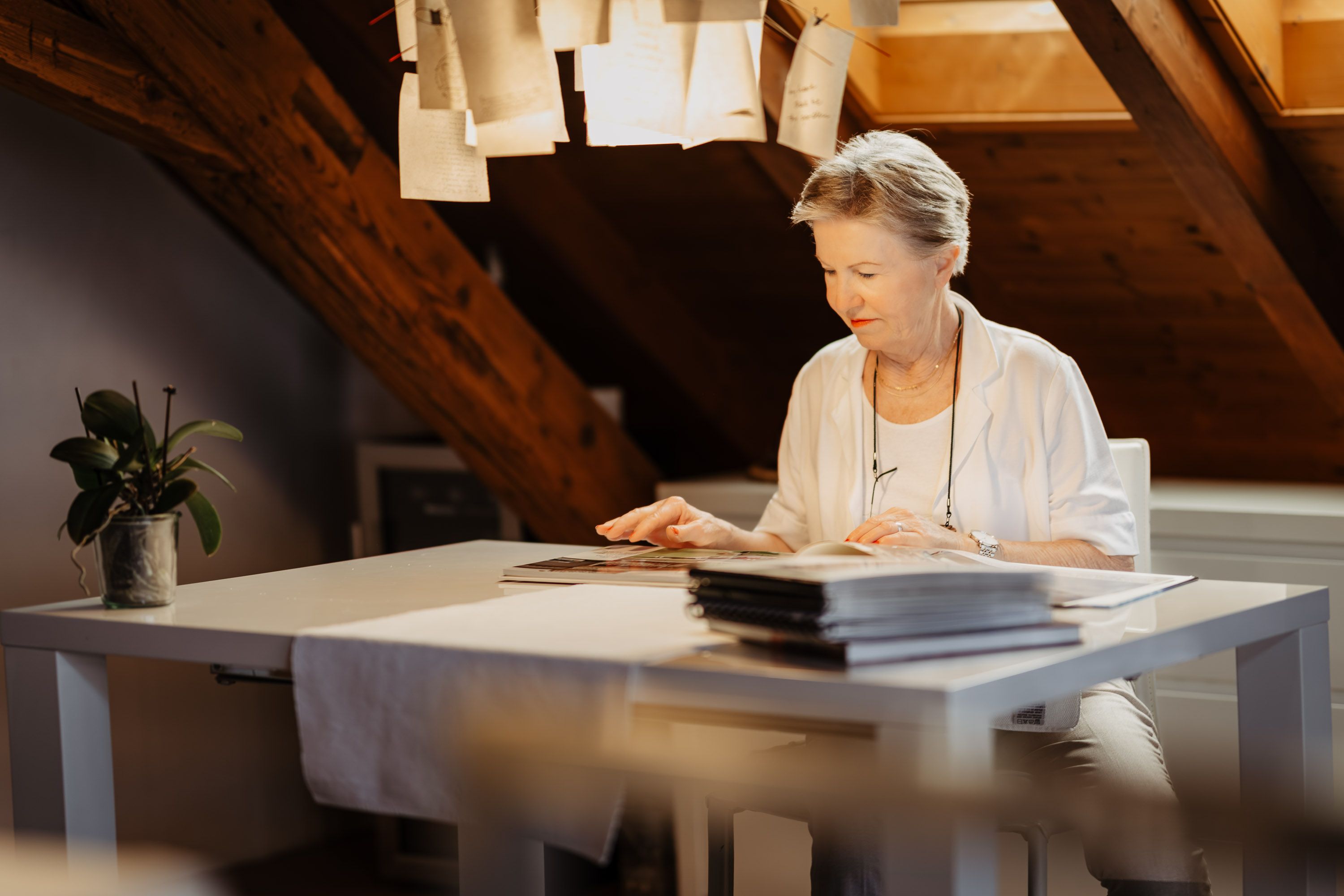 Esther sitzt beim Schreibtisch
