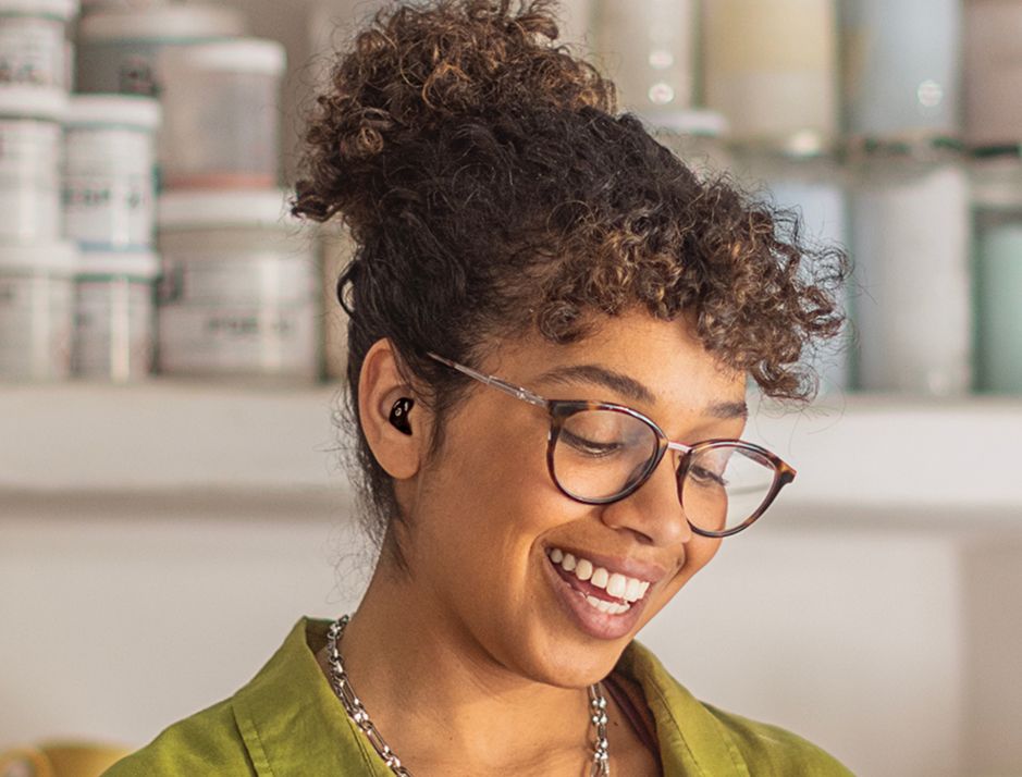 Femme avec appareil auditif Phonak Virto Infinio