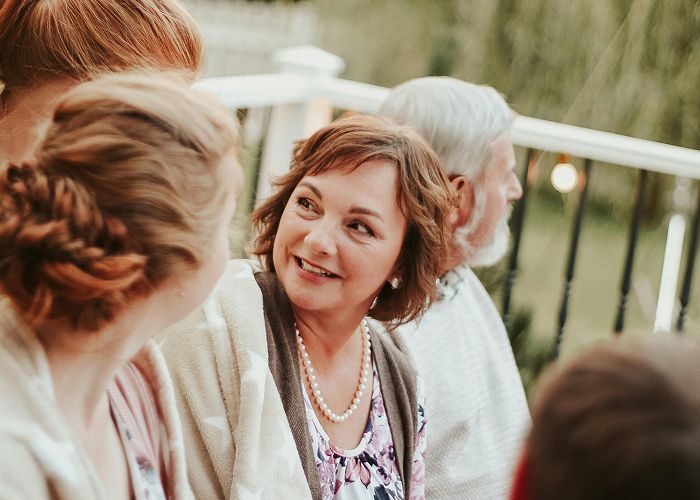 Femme heureuse en société